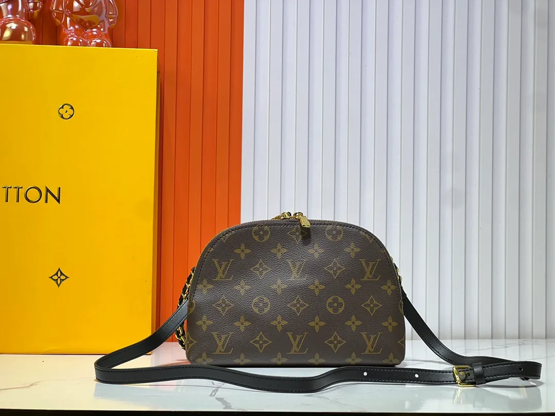 Batch 260💰M12996 LV Half Crescent Double Zipper Handbag A brand new silhouette double zipper handbag, the half crescent double zipper design is not only practical and convenient, but also an excellent choice for fashion matching. In addition, the latest item, Sim Trunk, perfectly combines sturdiness with pin details, demonstrating Louis Vuitton’s ultimate pursuit of craftsmanship. Silver zippers and exquisite chains add a touch of luxury and sophistication to the entire series. Whether you're going out on a daily basis or attending a party, these accessories can be the finishing touch to your outfit. Come and explore this Louis Vuitton 2025 collection full of surprises! Let every detail show your unique taste and personality! Size 22.14