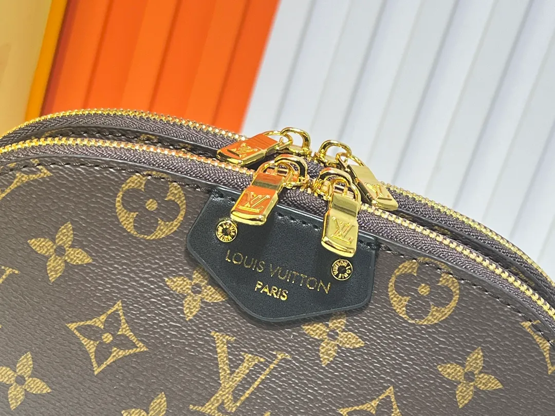 Batch 260💰M12996 LV Half Crescent Double Zipper Handbag A brand new silhouette double zipper handbag, the half crescent double zipper design is not only practical and convenient, but also an excellent choice for fashion matching. In addition, the latest item, Sim Trunk, perfectly combines sturdiness with pin details, demonstrating Louis Vuitton’s ultimate pursuit of craftsmanship. Silver zippers and exquisite chains add a touch of luxury and sophistication to the entire series. Whether you're going out on a daily basis or attending a party, these accessories can be the finishing touch to your outfit. Come and explore this Louis Vuitton 2025 collection full of surprises! Let every detail show your unique taste and personality! Size 22.14