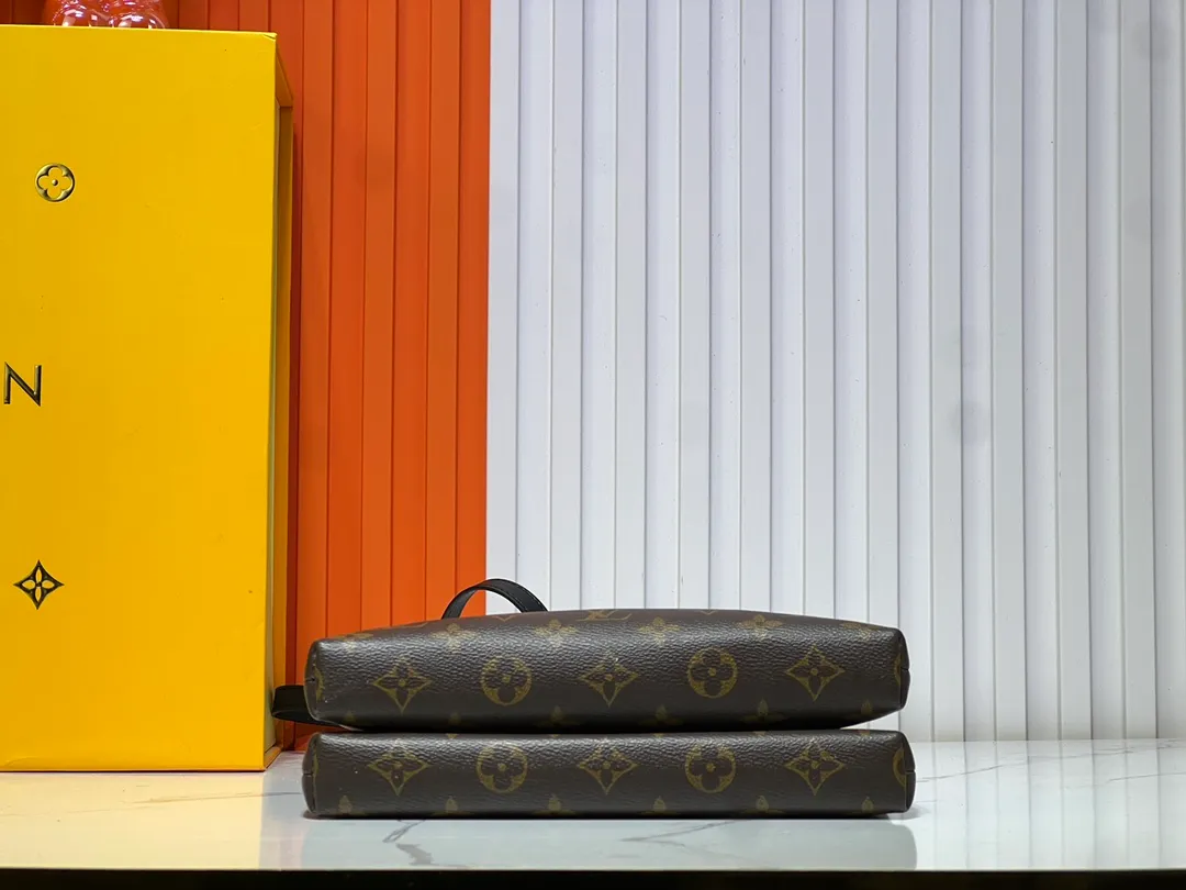 Batch 260💰M12996 LV Half Crescent Double Zipper Handbag A brand new silhouette double zipper handbag, the half crescent double zipper design is not only practical and convenient, but also an excellent choice for fashion matching. In addition, the latest item, Sim Trunk, perfectly combines sturdiness with pin details, demonstrating Louis Vuitton’s ultimate pursuit of craftsmanship. Silver zippers and exquisite chains add a touch of luxury and sophistication to the entire series. Whether you're going out on a daily basis or attending a party, these accessories can be the finishing touch to your outfit. Come and explore this Louis Vuitton 2025 collection full of surprises! Let every detail show your unique taste and personality! Size 22.14
