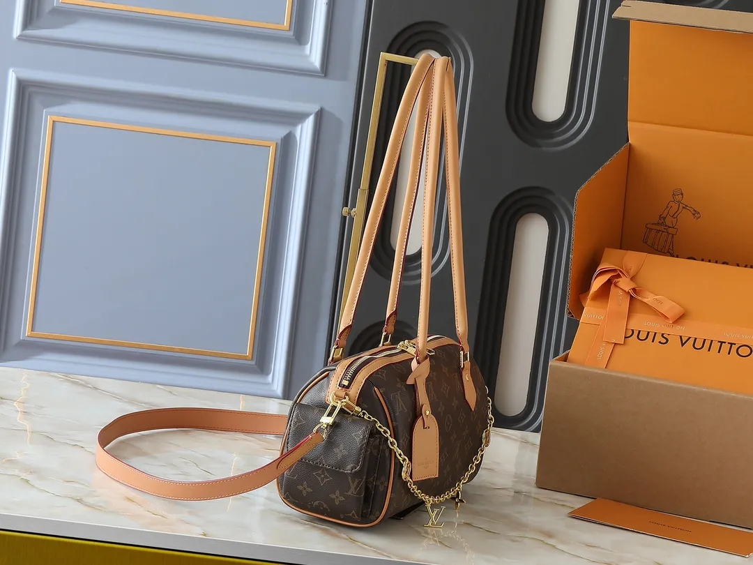 💰300💰Upgraded from the original M12934 M12965. This Speedy Cargo handbag is from the LV Vibe series, renewing the classic design of the 1930s with avant-garde touches. The glossy sheepskin body is embellished with a Monogram address plate, paying tribute to the brand's long trunk-making heritage. Plenty of space to easily store your daily needs, and the detachable leather shoulder strap allows for a variety of carrying methods. Dimensions: 28 x 17 x 12 cm (LxHxW)