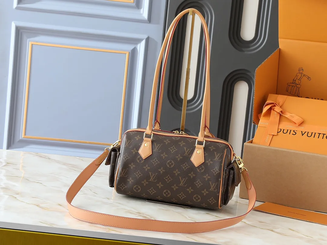 💰300💰Upgraded from the original M12934 M12965. This Speedy Cargo handbag is from the LV Vibe series, renewing the classic design of the 1930s with avant-garde touches. The glossy sheepskin body is embellished with a Monogram address plate, paying tribute to the brand's long trunk-making heritage. Plenty of space to easily store your daily needs, and the detachable leather shoulder strap allows for a variety of carrying methods. Dimensions: 28 x 17 x 12 cm (LxHxW)