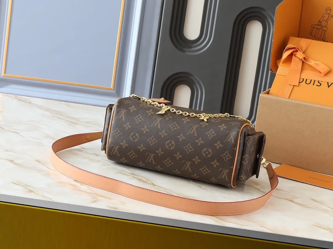 💰300💰Upgraded from the original M12934 M12965. This Speedy Cargo handbag is from the LV Vibe series, renewing the classic design of the 1930s with avant-garde touches. The glossy sheepskin body is embellished with a Monogram address plate, paying tribute to the brand's long trunk-making heritage. Plenty of space to easily store your daily needs, and the detachable leather shoulder strap allows for a variety of carrying methods. Dimensions: 28 x 17 x 12 cm (LxHxW)