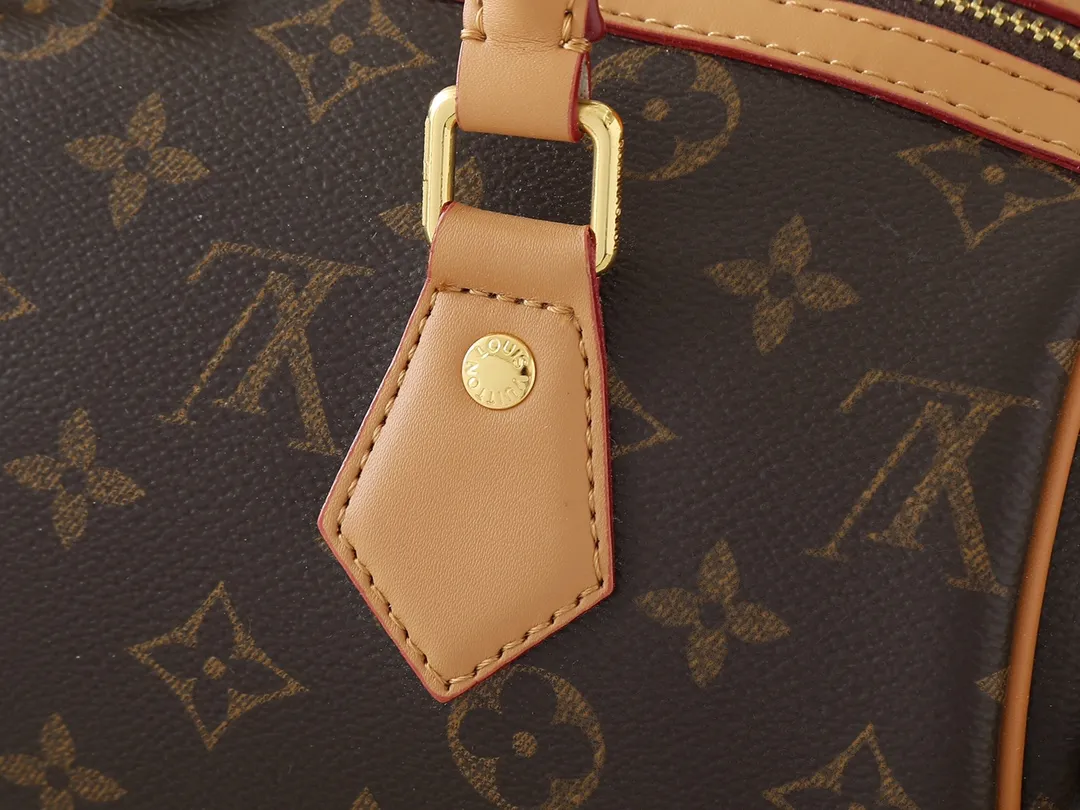 💰300💰Upgraded from the original M12934 M12965. This Speedy Cargo handbag is from the LV Vibe series, renewing the classic design of the 1930s with avant-garde touches. The glossy sheepskin body is embellished with a Monogram address plate, paying tribute to the brand's long trunk-making heritage. Plenty of space to easily store your daily needs, and the detachable leather shoulder strap allows for a variety of carrying methods. Dimensions: 28 x 17 x 12 cm (LxHxW)