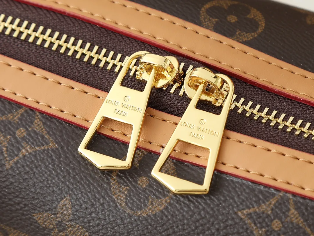 💰300💰Upgraded from the original M12934 M12965. This Speedy Cargo handbag is from the LV Vibe series, renewing the classic design of the 1930s with avant-garde touches. The glossy sheepskin body is embellished with a Monogram address plate, paying tribute to the brand's long trunk-making heritage. Plenty of space to easily store your daily needs, and the detachable leather shoulder strap allows for a variety of carrying methods. Dimensions: 28 x 17 x 12 cm (LxHxW)