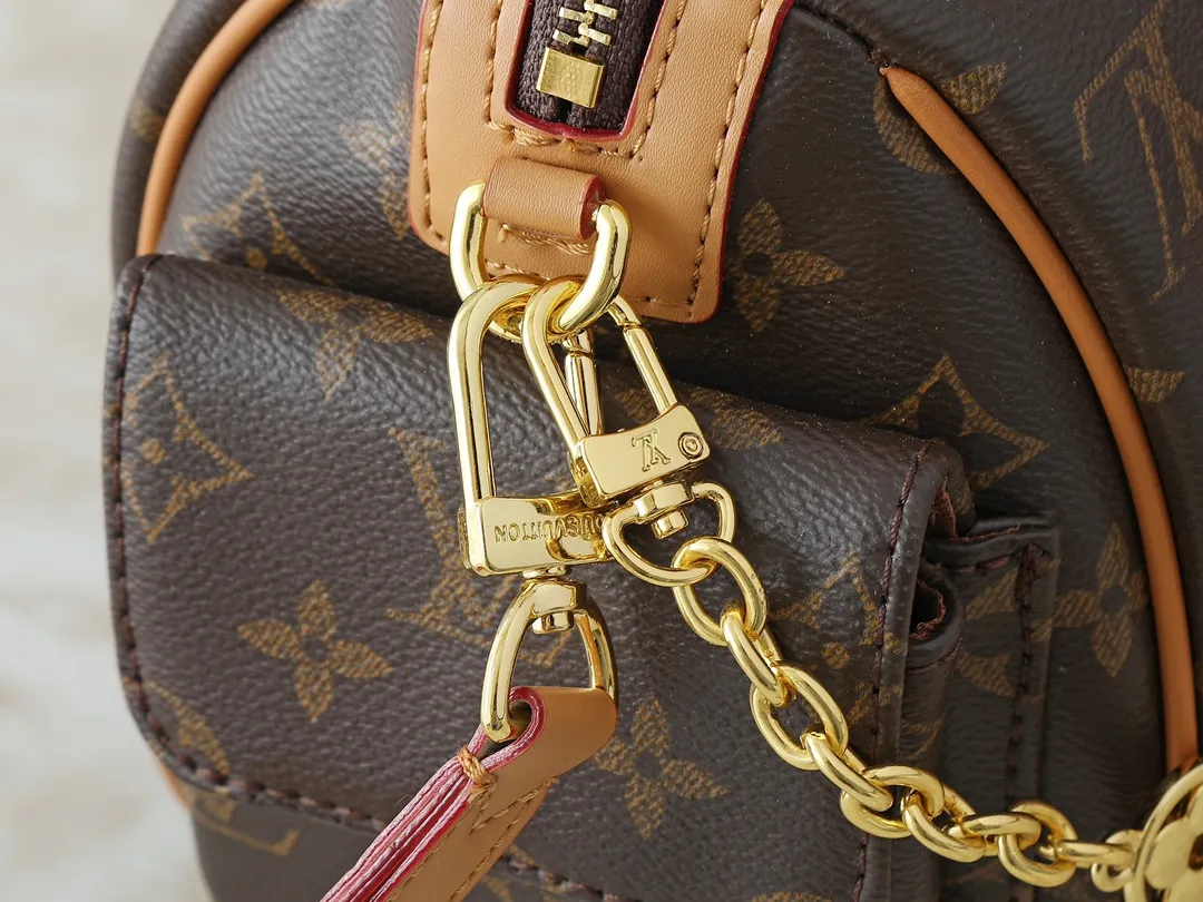 💰300💰Upgraded from the original M12934 M12965. This Speedy Cargo handbag is from the LV Vibe series, renewing the classic design of the 1930s with avant-garde touches. The glossy sheepskin body is embellished with a Monogram address plate, paying tribute to the brand's long trunk-making heritage. Plenty of space to easily store your daily needs, and the detachable leather shoulder strap allows for a variety of carrying methods. Dimensions: 28 x 17 x 12 cm (LxHxW)