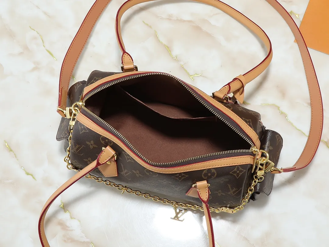 💰300💰Upgraded from the original M12934 M12965. This Speedy Cargo handbag is from the LV Vibe series, renewing the classic design of the 1930s with avant-garde touches. The glossy sheepskin body is embellished with a Monogram address plate, paying tribute to the brand's long trunk-making heritage. Plenty of space to easily store your daily needs, and the detachable leather shoulder strap allows for a variety of carrying methods. Dimensions: 28 x 17 x 12 cm (LxHxW)