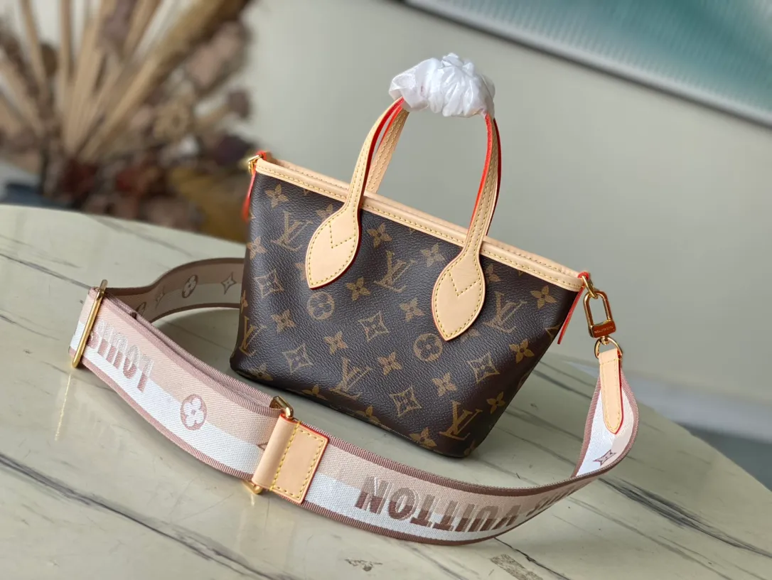 💰880 Top Original Order M46705 Presbyopia This Neverfull BB handbag combines classic design with iconic details. Made from Damier Ebene canvas, lined with colorful fabric and trimmed with cowhide leather, it's roomy without being bulky. Tighten the sides for a trendy look, and stretch them for a casual look. Features a slim, comfortable handle for shoulder or elbow carry. Detachable bag can be used as a clutch or pocket. Detailed features: 24x14x9cm (length x height x width)