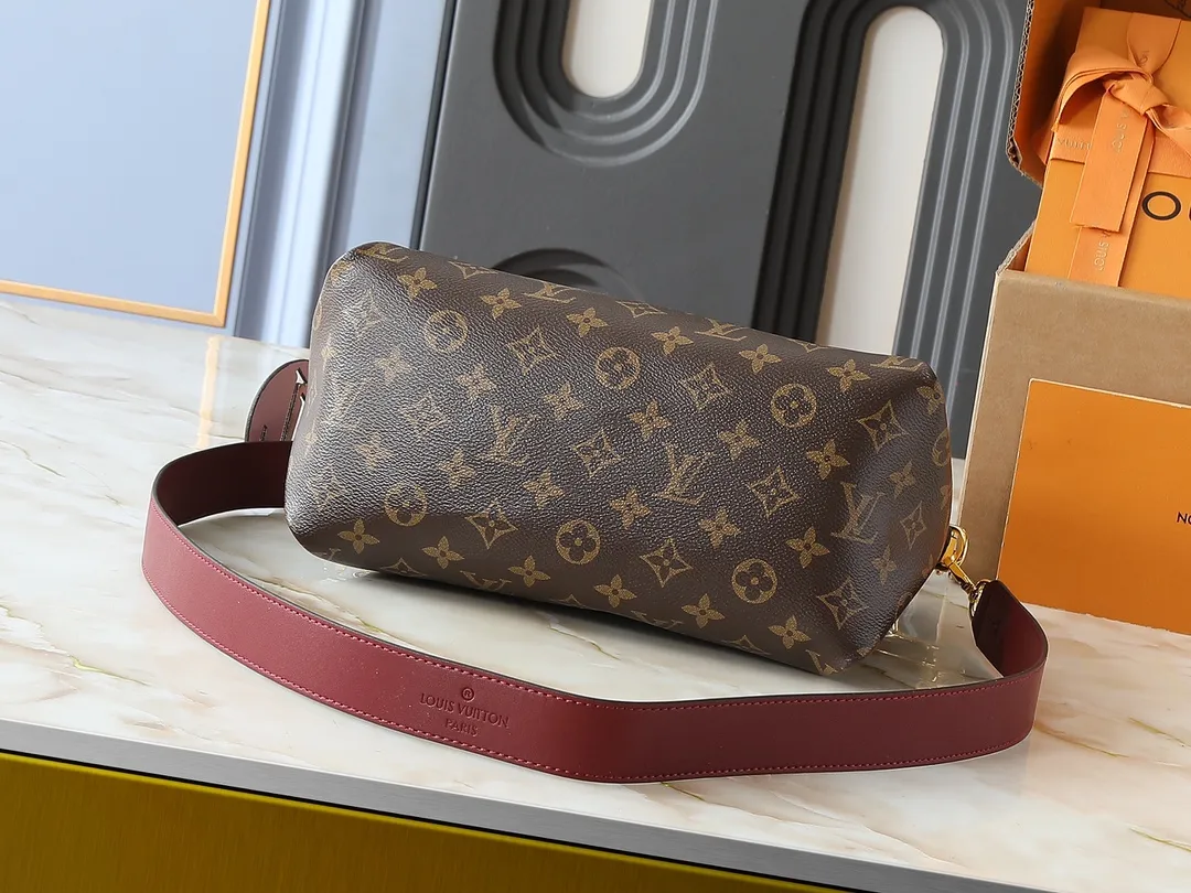 💰260💰Upgraded original version [M55090] The factory-direct Beaubourg Hobo mini handbag is made of Monogram canvas to outline solid lines, the top braided handle reveals the 2019 autumn style, and the hand-dyed edges highlight Louis Vuitton's craftsmanship. LV bag decorations convey elegant charm. Monogram coated canvas, smooth cowhide trim, microfiber lining, detachable top handle for hand or elbow carry, detachable shoulder strap for shoulder or cross-body wear, interior patch pocket, LV leather trim. size: 25*15**21 cm