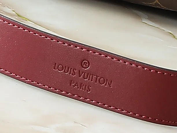 💰260💰Upgraded original version [M55090] The factory-direct Beaubourg Hobo mini handbag is made of Monogram canvas to outline solid lines, the top braided handle reveals the 2019 autumn style, and the hand-dyed edges highlight Louis Vuitton's craftsmanship. LV bag decorations convey elegant charm. Monogram coated canvas, smooth cowhide trim, microfiber lining, detachable top handle for hand or elbow carry, detachable shoulder strap for shoulder or cross-body wear, interior patch pocket, LV leather trim. size: 25*15**21 cm