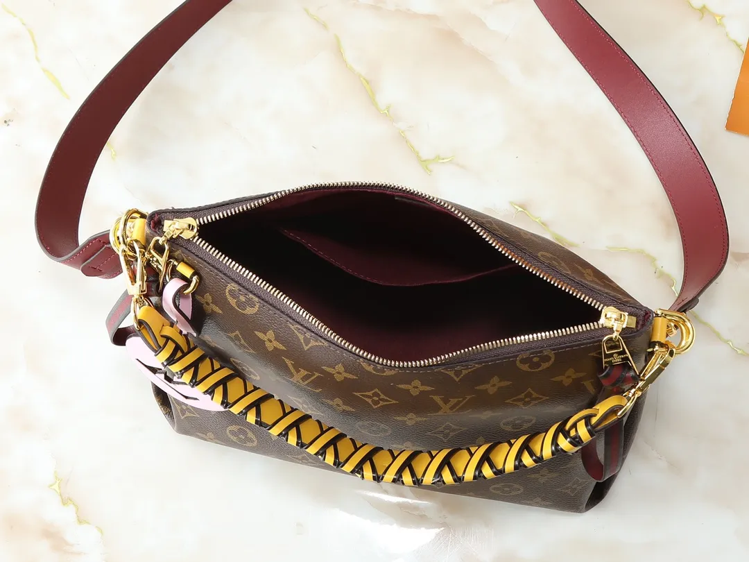 💰260💰Upgraded original version [M55090] The factory-direct Beaubourg Hobo mini handbag is made of Monogram canvas to outline solid lines, the top braided handle reveals the 2019 autumn style, and the hand-dyed edges highlight Louis Vuitton's craftsmanship. LV bag decorations convey elegant charm. Monogram coated canvas, smooth cowhide trim, microfiber lining, detachable top handle for hand or elbow carry, detachable shoulder strap for shoulder or cross-body wear, interior patch pocket, LV leather trim. size: 25*15**21 cm