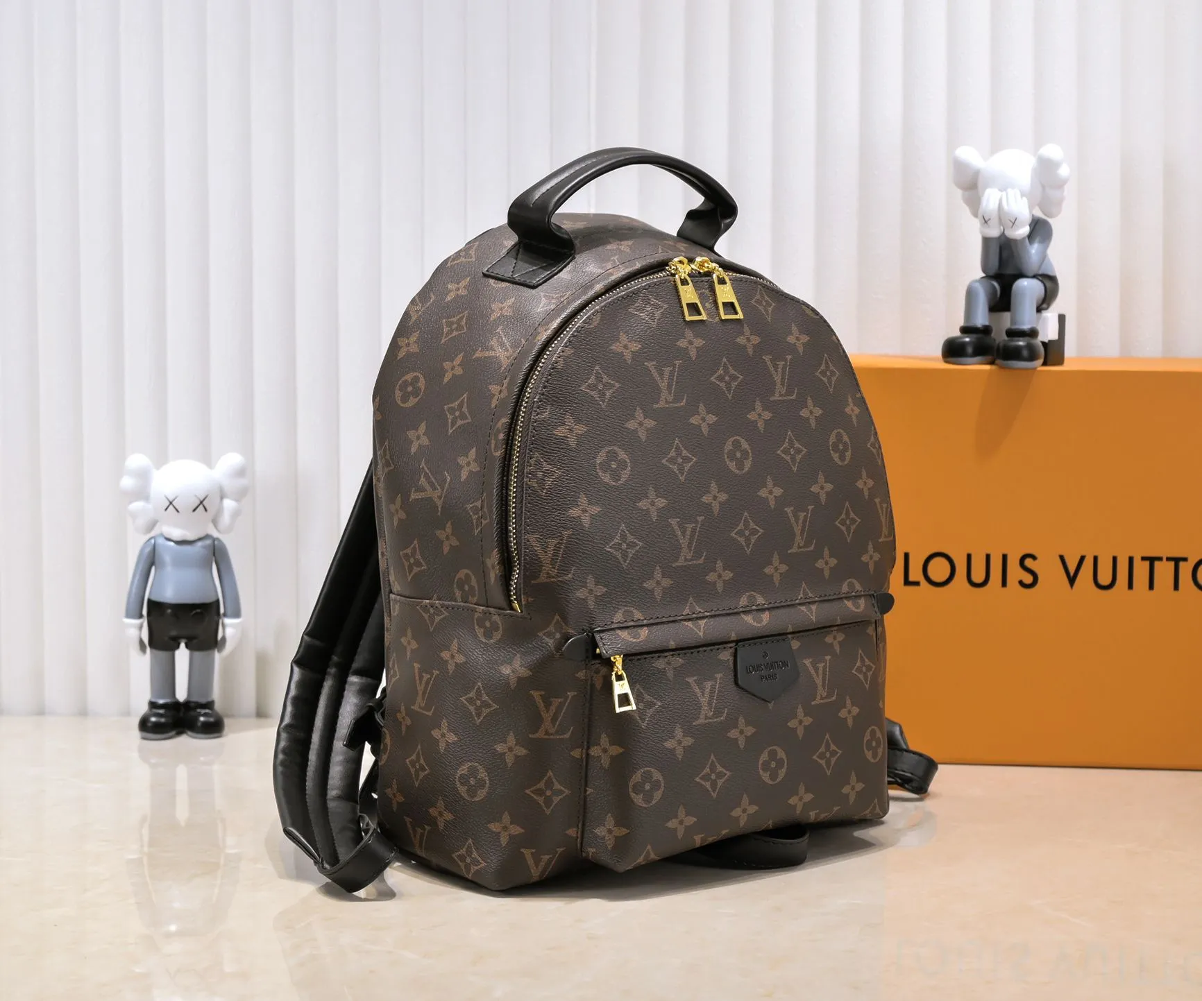 Upgraded original version, (new backpack) Mini 180💰Medium 240💰Large 280💰 Actual pictures Mini M44873, Medium 44871, 41560, 41561, 41562 Presbyopia MONOGRAM BACKPACK Double backpack, this backpack that shines in the 2017 early spring series fashion show has a fashionable style and strong functionality. It is the perfect choice for urban wanderers. It continues the extremely gorgeous appearance and reflects the unique LV characteristics in countless details. Fine decorations such as calfskin trim and engraved zipper pulls complement the loose and soft Monogram canvas. Large size 28*33*16, medium size 22*29*16, mini size 16*21*10