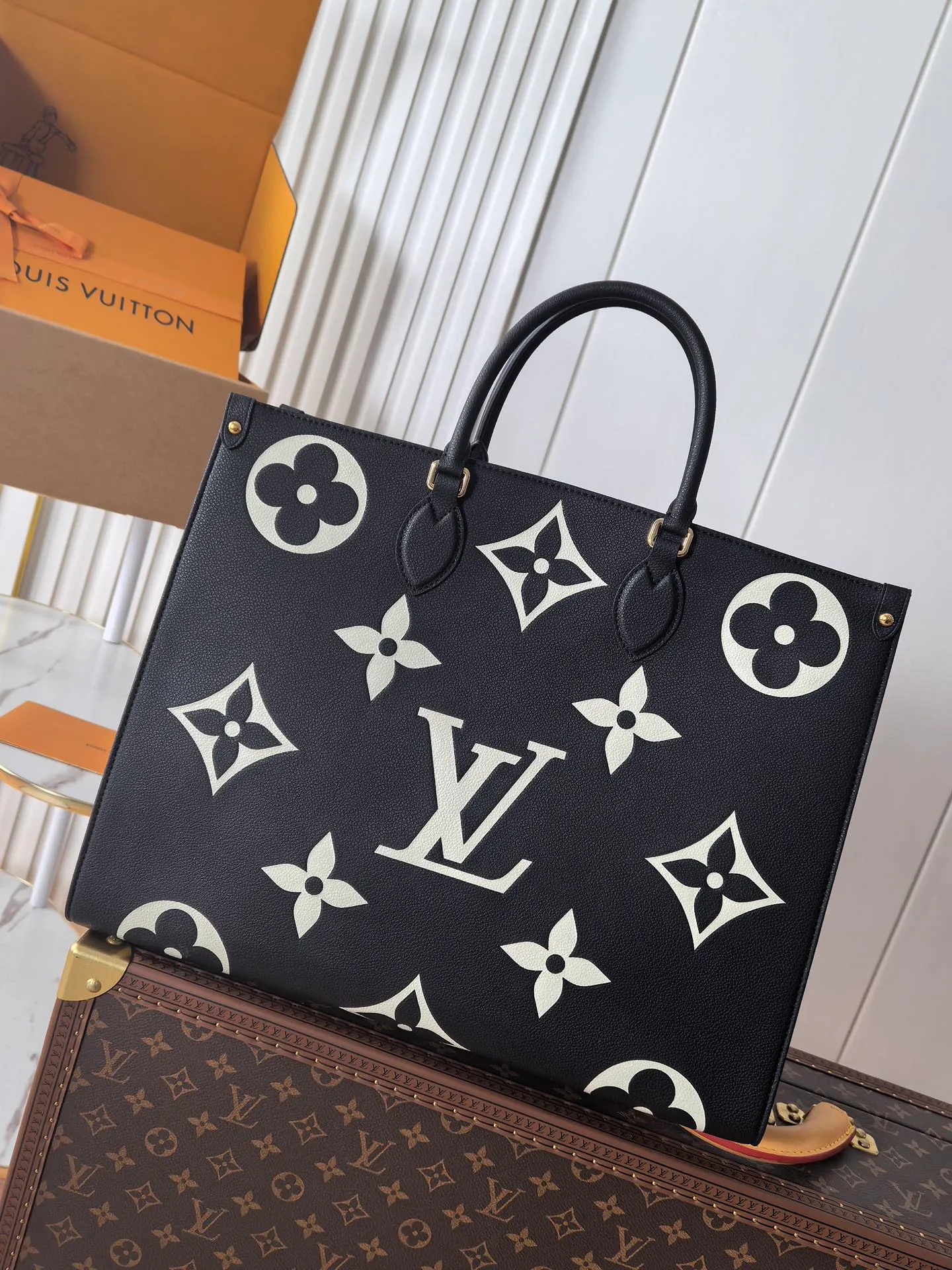 💰960💰 (Dynamic chip 163c01 top original order) M45945 M44925 This OnTheGo handbag is made of Monogram Empreinte leather embossed with large Monogram flowers and LV letters, with Toron handle and long shoulder strap, providing a variety of comfortable carrying methods for business occasions, leisure shopping or travel. Dimensions: 41.0 x 34.0 x 19.0 cm (length x height x width)