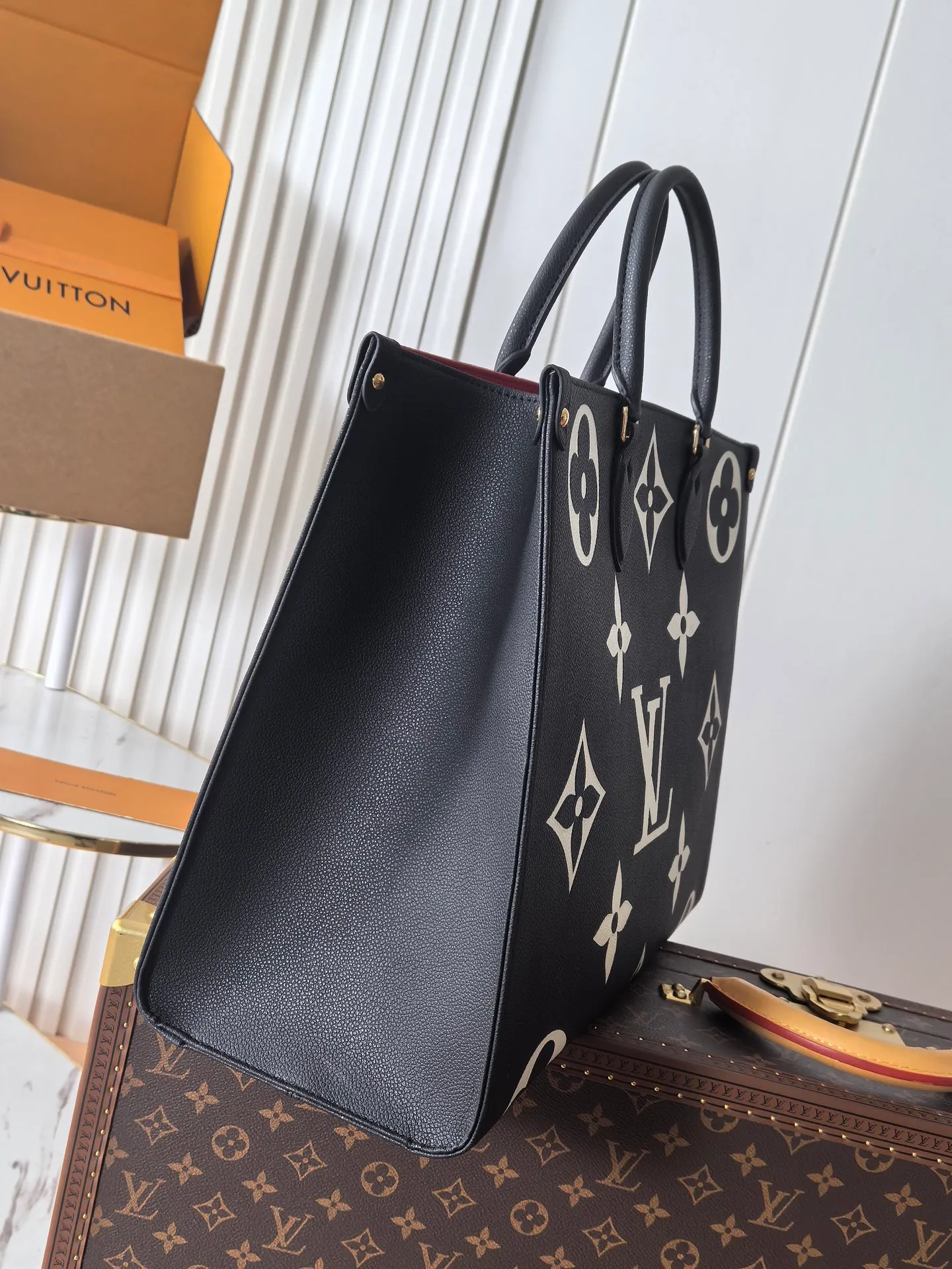 💰960💰 (Dynamic chip 163c01 top original order) M45945 M44925 This OnTheGo handbag is made of Monogram Empreinte leather embossed with large Monogram flowers and LV letters, with Toron handle and long shoulder strap, providing a variety of comfortable carrying methods for business occasions, leisure shopping or travel. Dimensions: 41.0 x 34.0 x 19.0 cm (length x height x width)