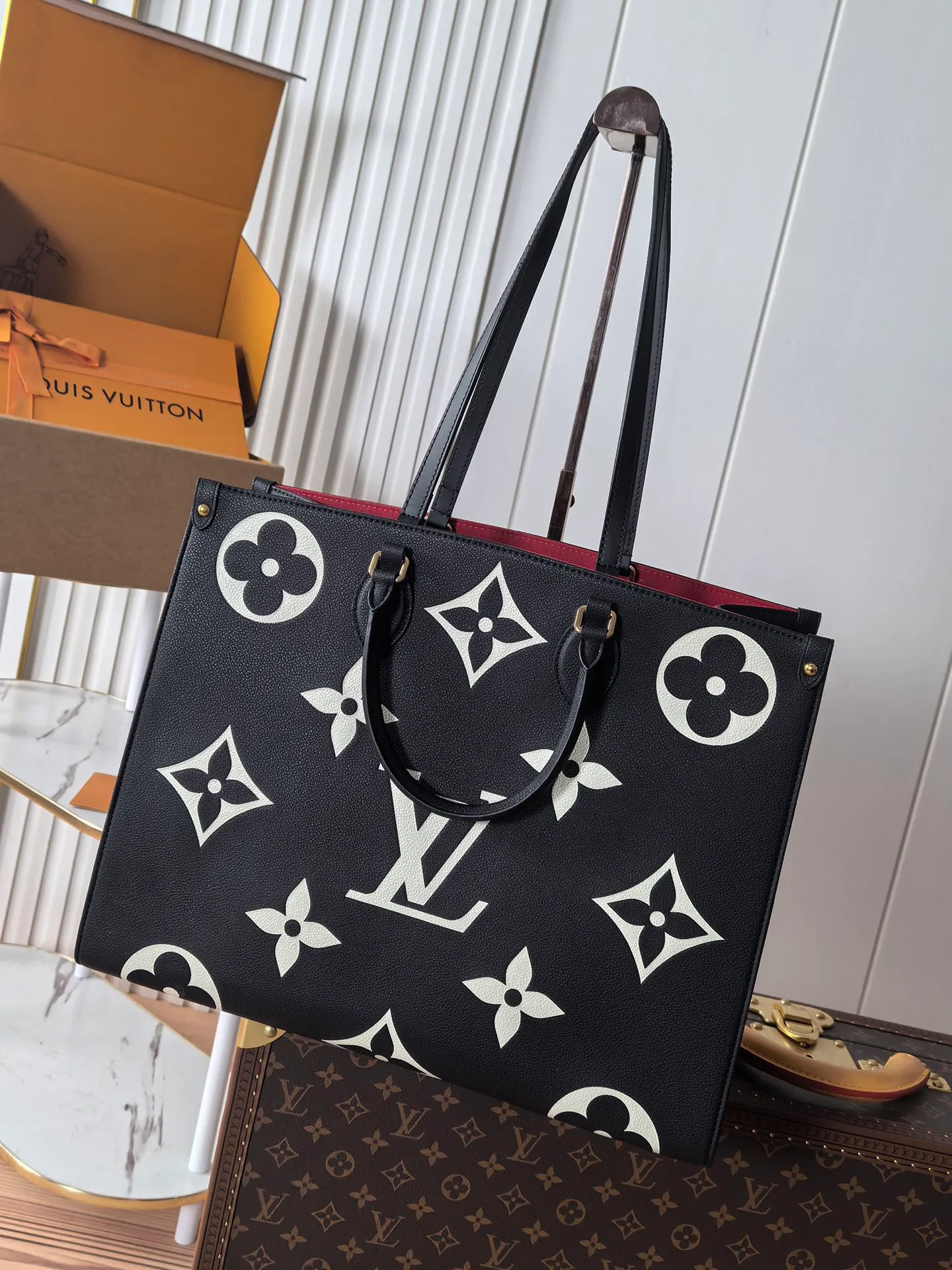 💰960💰 (Dynamic chip 163c01 top original order) M45945 M44925 This OnTheGo handbag is made of Monogram Empreinte leather embossed with large Monogram flowers and LV letters, with Toron handle and long shoulder strap, providing a variety of comfortable carrying methods for business occasions, leisure shopping or travel. Dimensions: 41.0 x 34.0 x 19.0 cm (length x height x width)