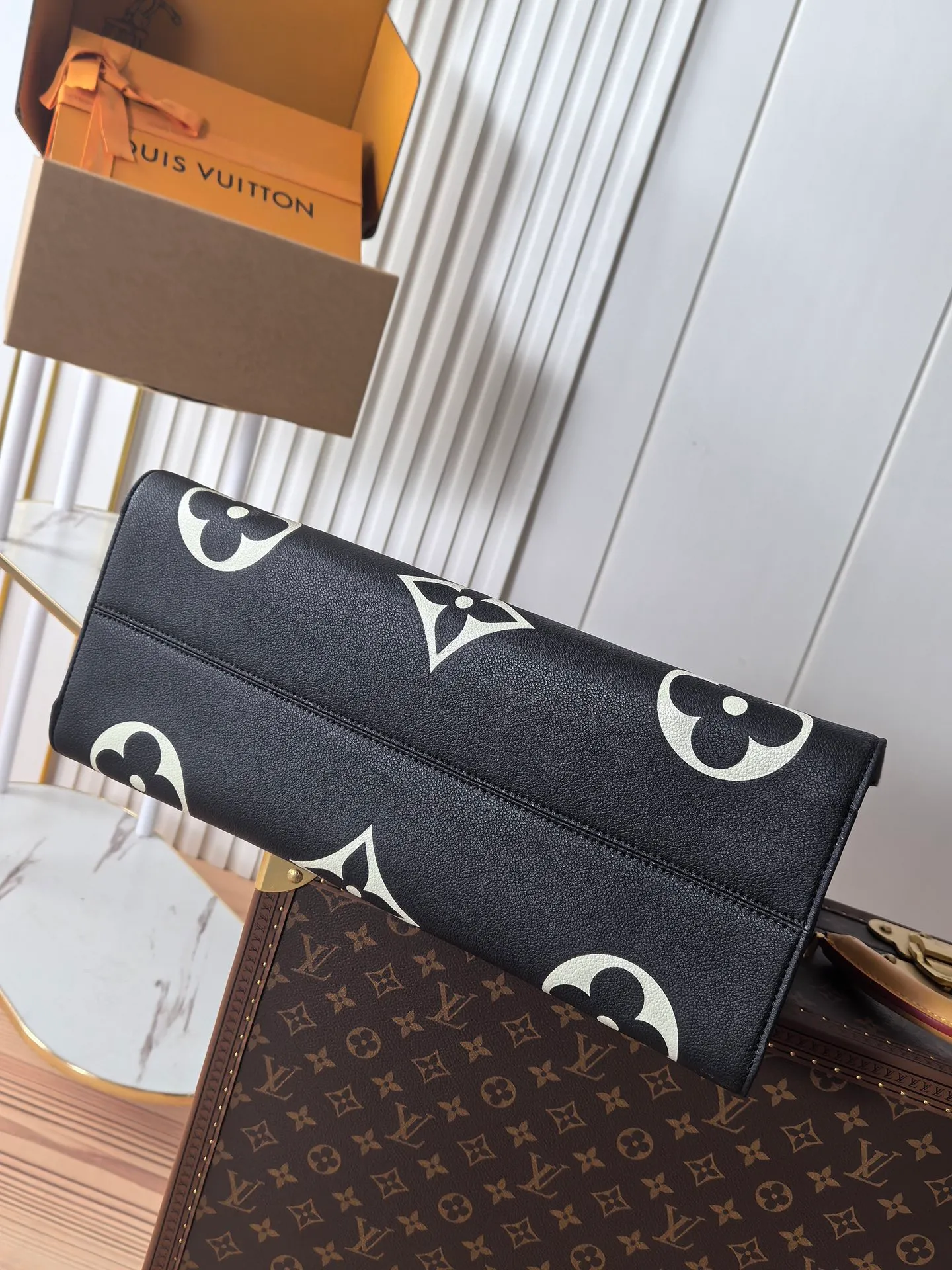 💰960💰 (Dynamic chip 163c01 top original order) M45945 M44925 This OnTheGo handbag is made of Monogram Empreinte leather embossed with large Monogram flowers and LV letters, with Toron handle and long shoulder strap, providing a variety of comfortable carrying methods for business occasions, leisure shopping or travel. Dimensions: 41.0 x 34.0 x 19.0 cm (length x height x width)