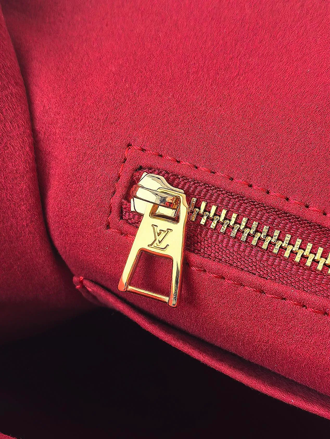 💰960💰 (Dynamic chip 163c01 top original order) M45945 M44925 This OnTheGo handbag is made of Monogram Empreinte leather embossed with large Monogram flowers and LV letters, with Toron handle and long shoulder strap, providing a variety of comfortable carrying methods for business occasions, leisure shopping or travel. Dimensions: 41.0 x 34.0 x 19.0 cm (length x height x width)