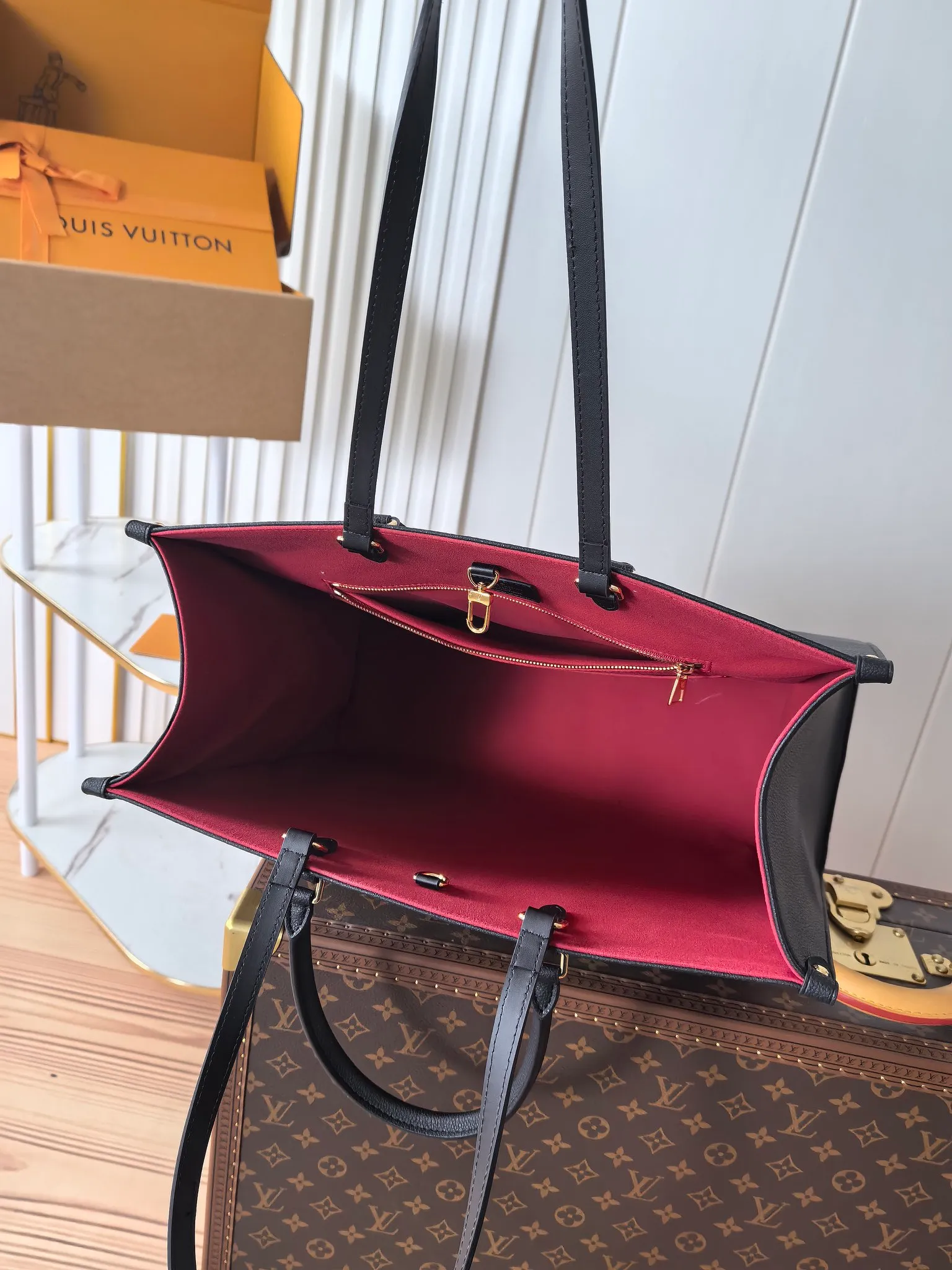 💰960💰 (Dynamic chip 163c01 top original order) M45945 M44925 This OnTheGo handbag is made of Monogram Empreinte leather embossed with large Monogram flowers and LV letters, with Toron handle and long shoulder strap, providing a variety of comfortable carrying methods for business occasions, leisure shopping or travel. Dimensions: 41.0 x 34.0 x 19.0 cm (length x height x width)