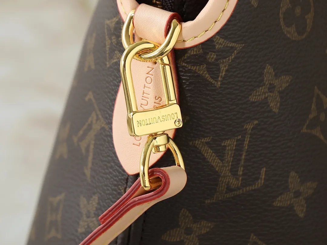 💰260💰Upgraded original M15208 M25774 This Louis Vuitton Ever More PM handbag is made of classic Monogram canvas, with light-colored cowhide trim, decorated with a metal chain and padlock design, and has both hand-held and shoulder functions. It is the brand's modern interpretation of retro bags, integrating classic elements and contemporary design, showing an elegant retro style in the 2025 retro trend. It is suitable for daily commuting, leisure and other occasions. It is a fashionable and practical item. Dimensions: 35.0 x 21.0 x 12.0 cm