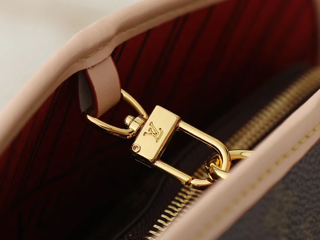 💰260💰Upgraded original M15208 M25774 This Louis Vuitton Ever More PM handbag is made of classic Monogram canvas, with light-colored cowhide trim, decorated with a metal chain and padlock design, and has both hand-held and shoulder functions. It is the brand's modern interpretation of retro bags, integrating classic elements and contemporary design, showing an elegant retro style in the 2025 retro trend. It is suitable for daily commuting, leisure and other occasions. It is a fashionable and practical item. Dimensions: 35.0 x 21.0 x 12.0 cm