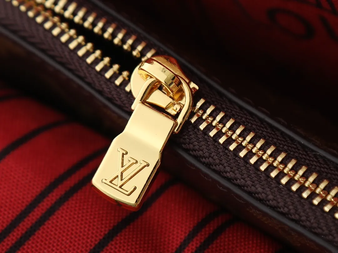 💰260💰Upgraded original M15208 M25774 This Louis Vuitton Ever More PM handbag is made of classic Monogram canvas, with light-colored cowhide trim, decorated with a metal chain and padlock design, and has both hand-held and shoulder functions. It is the brand's modern interpretation of retro bags, integrating classic elements and contemporary design, showing an elegant retro style in the 2025 retro trend. It is suitable for daily commuting, leisure and other occasions. It is a fashionable and practical item. Dimensions: 35.0 x 21.0 x 12.0 cm