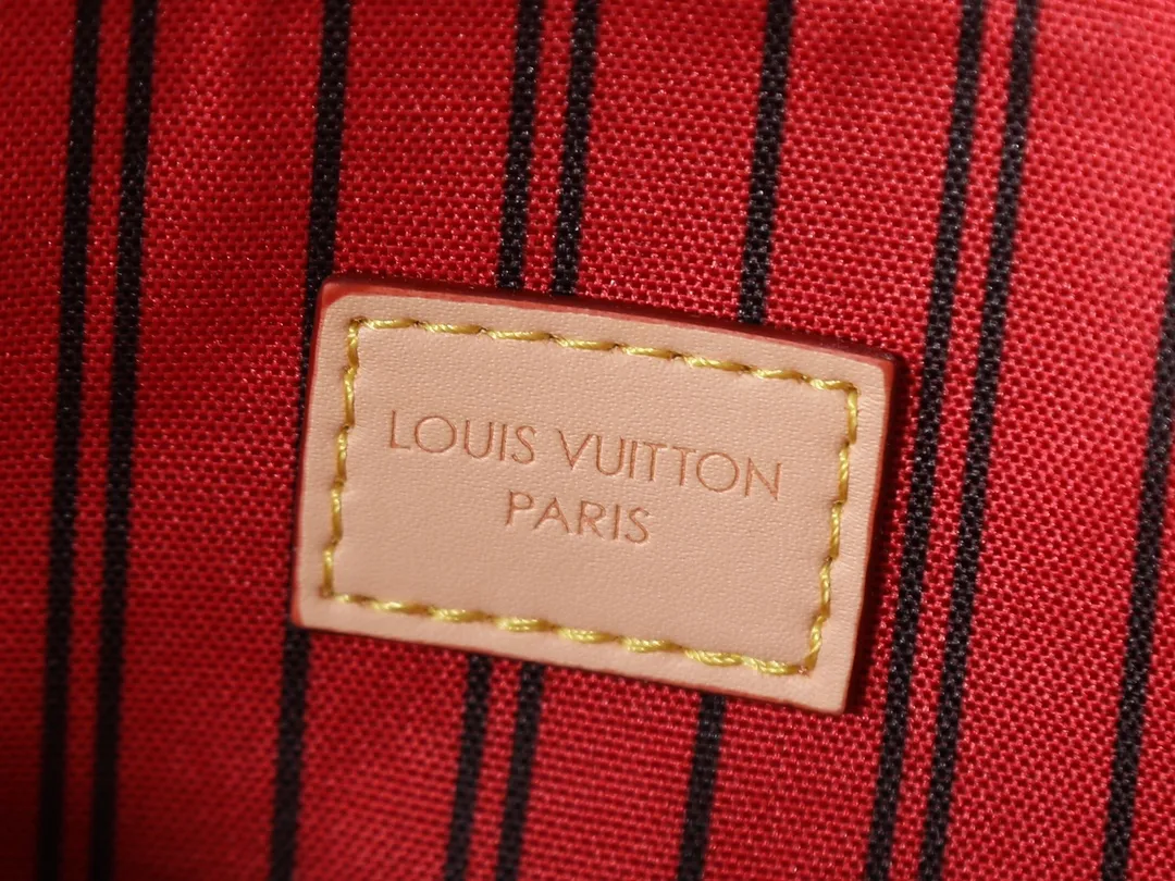 💰260💰Upgraded original M15208 M25774 This Louis Vuitton Ever More PM handbag is made of classic Monogram canvas, with light-colored cowhide trim, decorated with a metal chain and padlock design, and has both hand-held and shoulder functions. It is the brand's modern interpretation of retro bags, integrating classic elements and contemporary design, showing an elegant retro style in the 2025 retro trend. It is suitable for daily commuting, leisure and other occasions. It is a fashionable and practical item. Dimensions: 35.0 x 21.0 x 12.0 cm