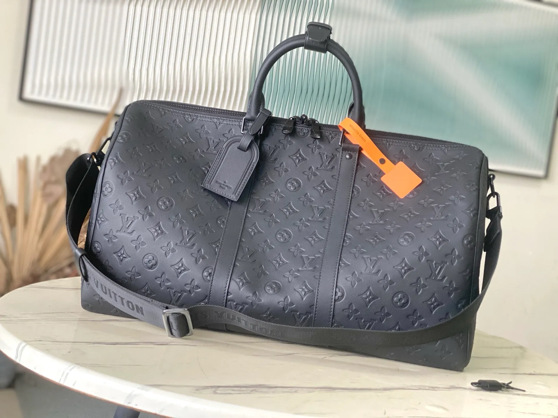 💰1400 (top layer leather) top original order M44810 This Keepall BANDOULIÈRE 50 travel bag is made of Monogram Shadow leather with full Monogram embossing and matte metal parts to achieve a simple design. The cabin luggage size is suitable for short trips. The Keepall line of soft travel bags was created in the 1930s and remains as classic and elegant as ever. Dimensions: 29 x 23 x 50 cm