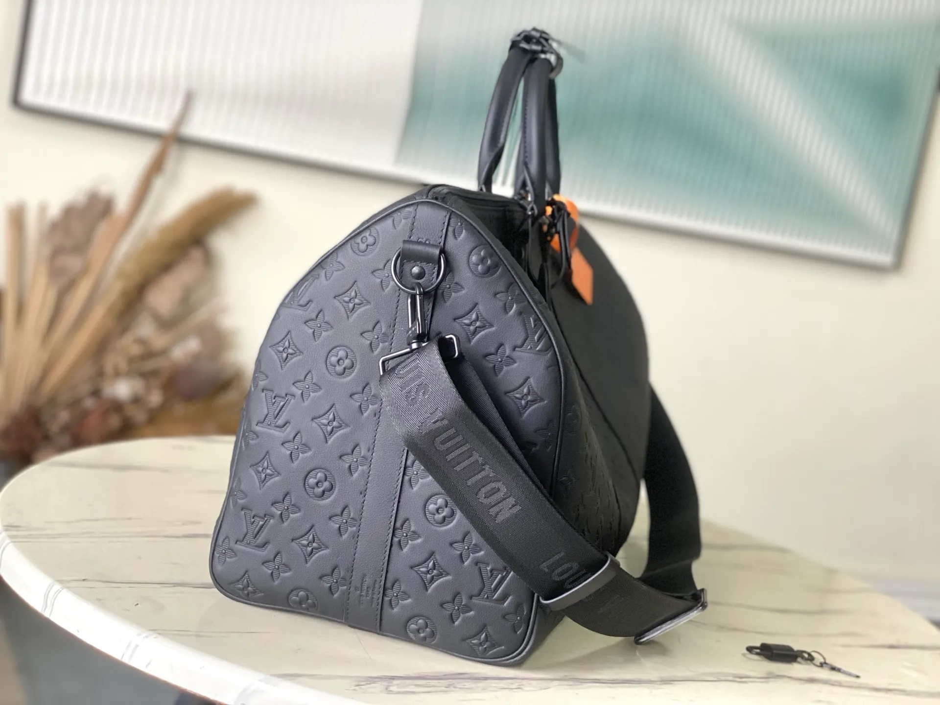 💰1400 (top layer leather) top original order M44810 This Keepall BANDOULIÈRE 50 travel bag is made of Monogram Shadow leather with full Monogram embossing and matte metal parts to achieve a simple design. The cabin luggage size is suitable for short trips. The Keepall line of soft travel bags was created in the 1930s and remains as classic and elegant as ever. Dimensions: 29 x 23 x 50 cm