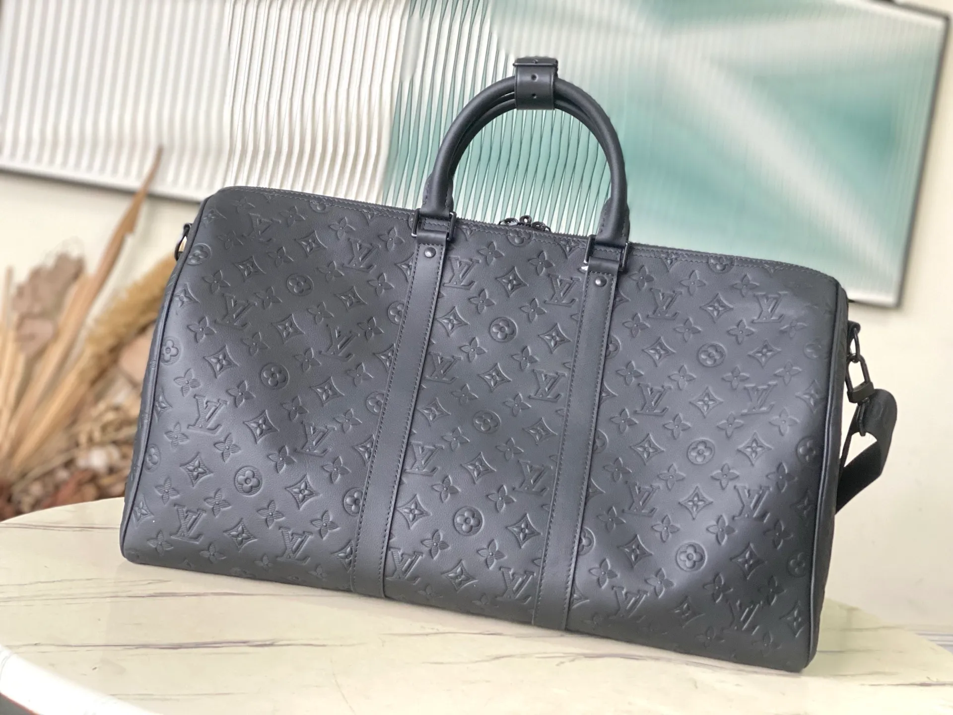 💰1400 (top layer leather) top original order M44810 This Keepall BANDOULIÈRE 50 travel bag is made of Monogram Shadow leather with full Monogram embossing and matte metal parts to achieve a simple design. The cabin luggage size is suitable for short trips. The Keepall line of soft travel bags was created in the 1930s and remains as classic and elegant as ever. Dimensions: 29 x 23 x 50 cm