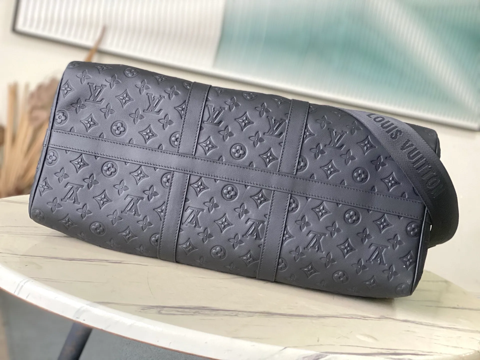 💰1400 (top layer leather) top original order M44810 This Keepall BANDOULIÈRE 50 travel bag is made of Monogram Shadow leather with full Monogram embossing and matte metal parts to achieve a simple design. The cabin luggage size is suitable for short trips. The Keepall line of soft travel bags was created in the 1930s and remains as classic and elegant as ever. Dimensions: 29 x 23 x 50 cm