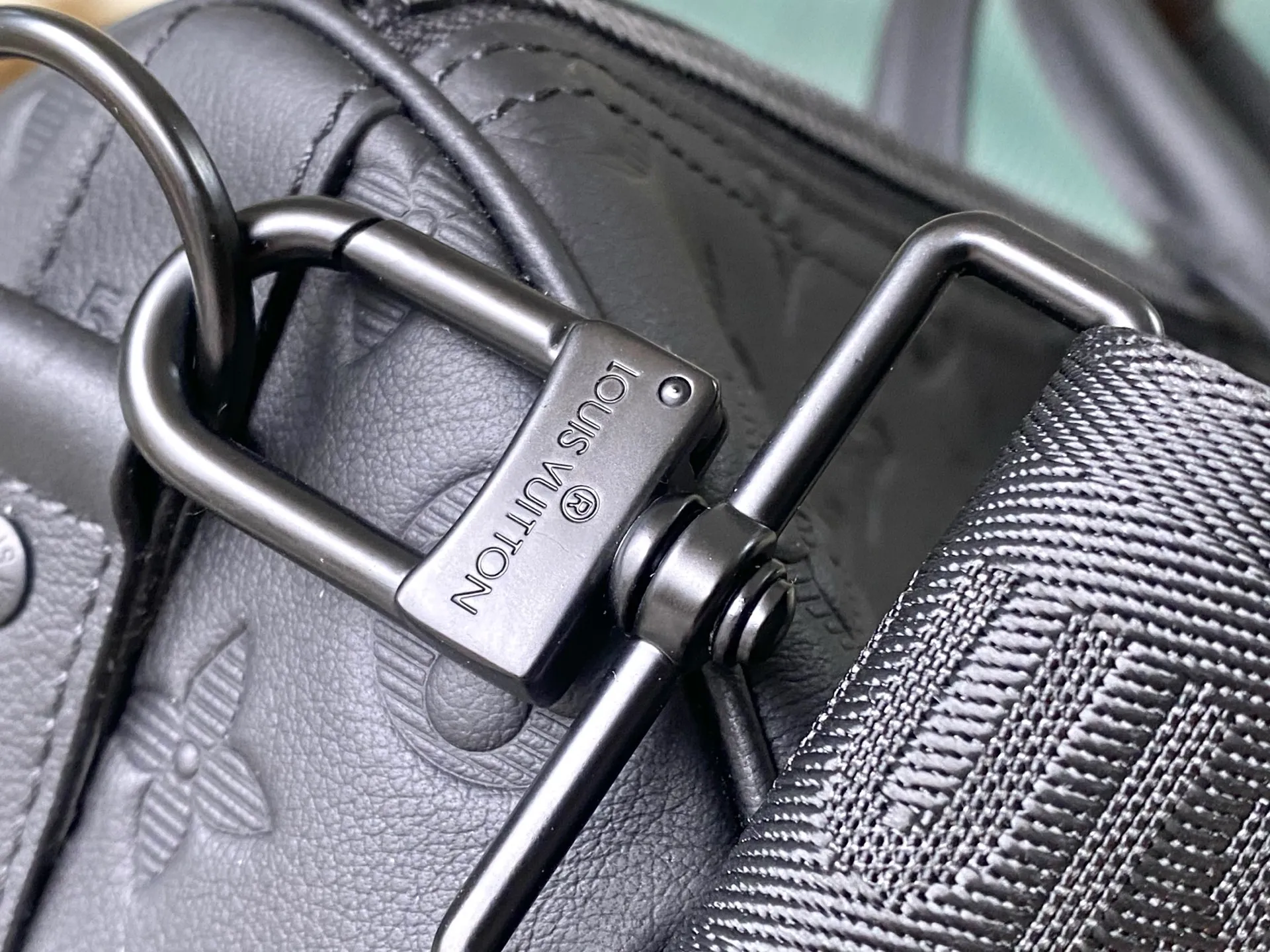 💰1400 (top layer leather) top original order M44810 This Keepall BANDOULIÈRE 50 travel bag is made of Monogram Shadow leather with full Monogram embossing and matte metal parts to achieve a simple design. The cabin luggage size is suitable for short trips. The Keepall line of soft travel bags was created in the 1930s and remains as classic and elegant as ever. Dimensions: 29 x 23 x 50 cm