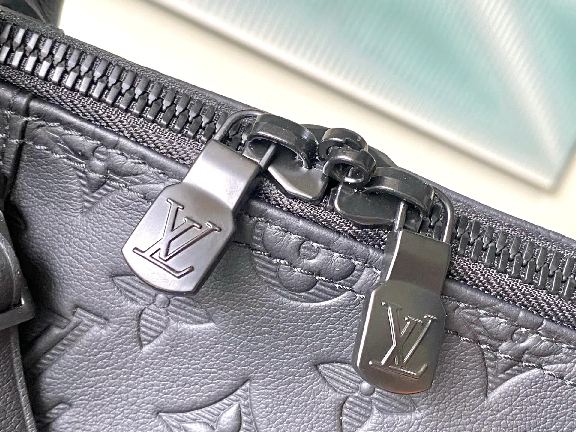 💰1400 (top layer leather) top original order M44810 This Keepall BANDOULIÈRE 50 travel bag is made of Monogram Shadow leather with full Monogram embossing and matte metal parts to achieve a simple design. The cabin luggage size is suitable for short trips. The Keepall line of soft travel bags was created in the 1930s and remains as classic and elegant as ever. Dimensions: 29 x 23 x 50 cm
