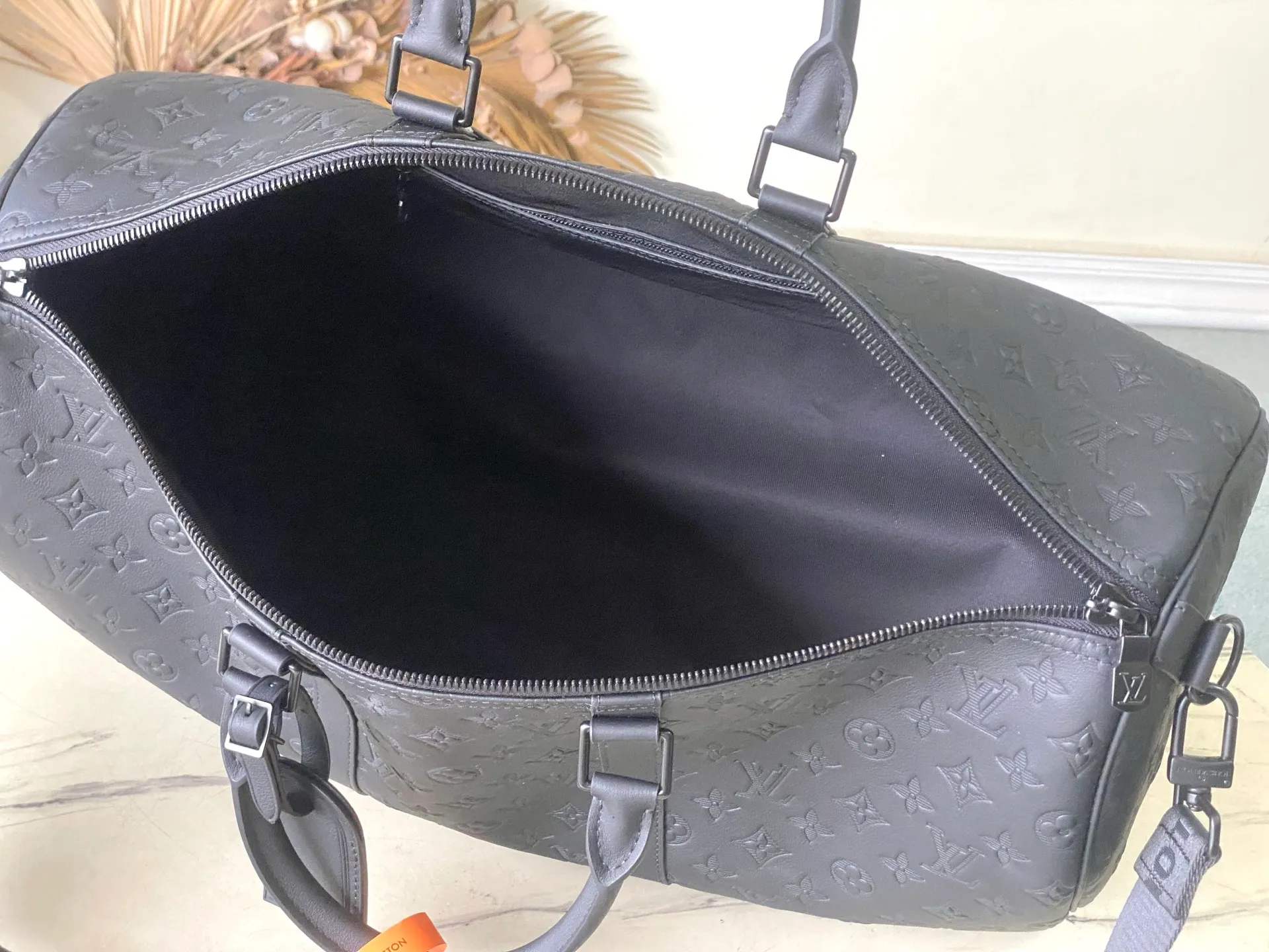 💰1400 (top layer leather) top original order M44810 This Keepall BANDOULIÈRE 50 travel bag is made of Monogram Shadow leather with full Monogram embossing and matte metal parts to achieve a simple design. The cabin luggage size is suitable for short trips. The Keepall line of soft travel bags was created in the 1930s and remains as classic and elegant as ever. Dimensions: 29 x 23 x 50 cm