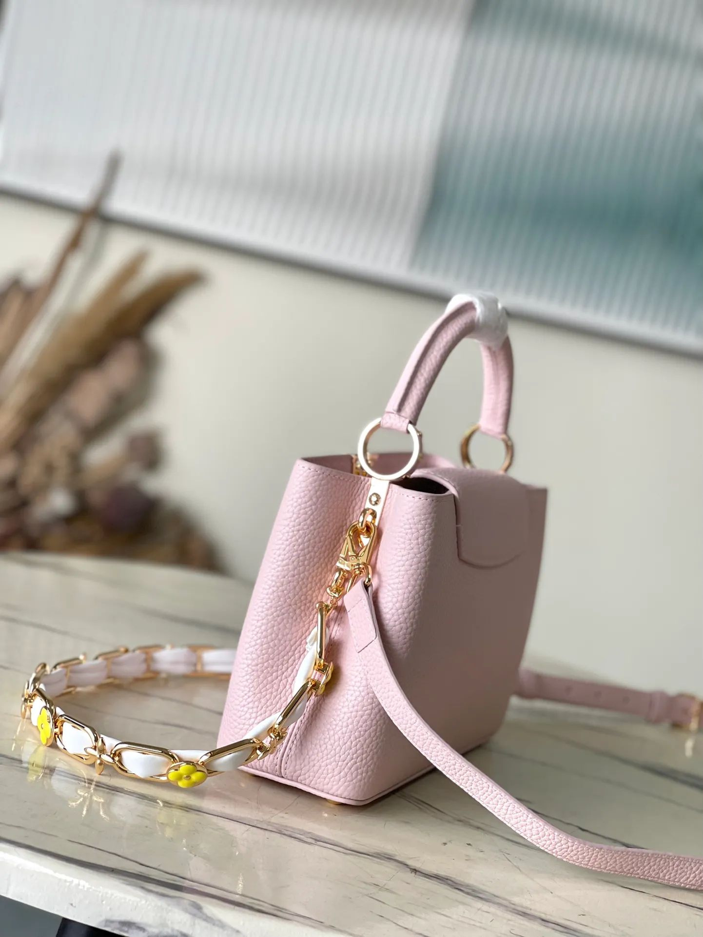 💰2400 (Special grade original leather) M23199 Pink Small This elegant Capucines small handbag combination is matched with a variety of materials and textures, made of aurilon leather, and equipped with a beautiful new version of Blossom Chain. Metal links and elegant soft cow leather are woven into a delicate chain, inlaid with Swiss enamel and veneer Monogram flowers. The colorful enamel brand logo highlights the texture of jewelry and makes the handbag even more beautiful. Dimensions: 27 × 18 × 9 cm