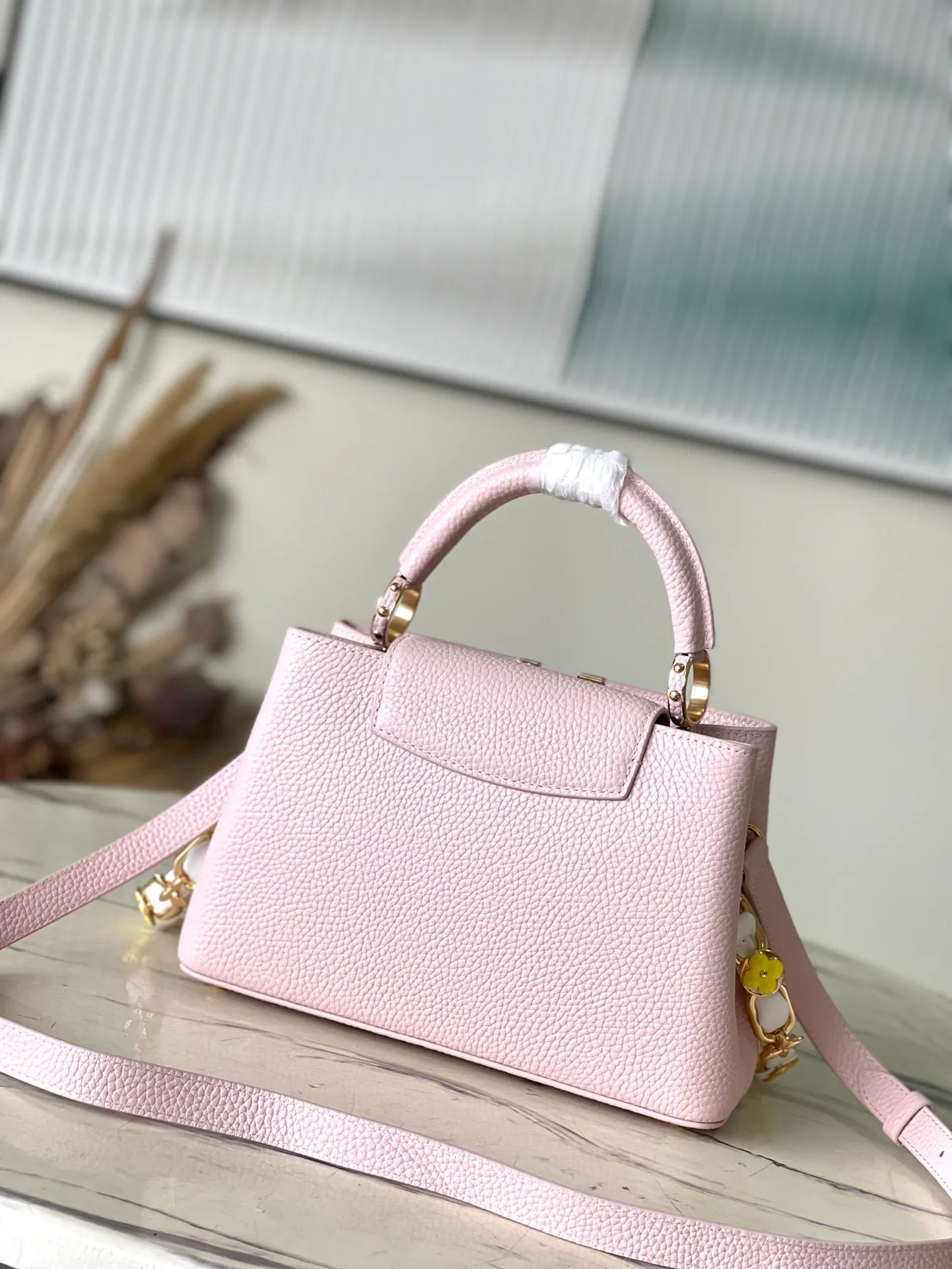 💰2400 (Special grade original leather) M23199 Pink Small This elegant Capucines small handbag combination is matched with a variety of materials and textures, made of aurilon leather, and equipped with a beautiful new version of Blossom Chain. Metal links and elegant soft cow leather are woven into a delicate chain, inlaid with Swiss enamel and veneer Monogram flowers. The colorful enamel brand logo highlights the texture of jewelry and makes the handbag even more beautiful. Dimensions: 27 × 18 × 9 cm