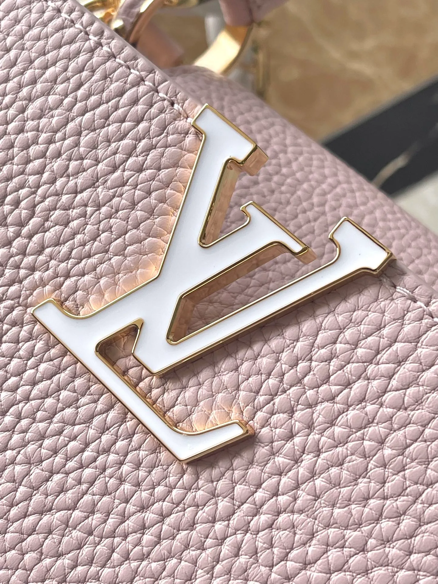 💰2400 (Special grade original leather) M23199 Pink Small This elegant Capucines small handbag combination is matched with a variety of materials and textures, made of aurilon leather, and equipped with a beautiful new version of Blossom Chain. Metal links and elegant soft cow leather are woven into a delicate chain, inlaid with Swiss enamel and veneer Monogram flowers. The colorful enamel brand logo highlights the texture of jewelry and makes the handbag even more beautiful. Dimensions: 27 × 18 × 9 cm