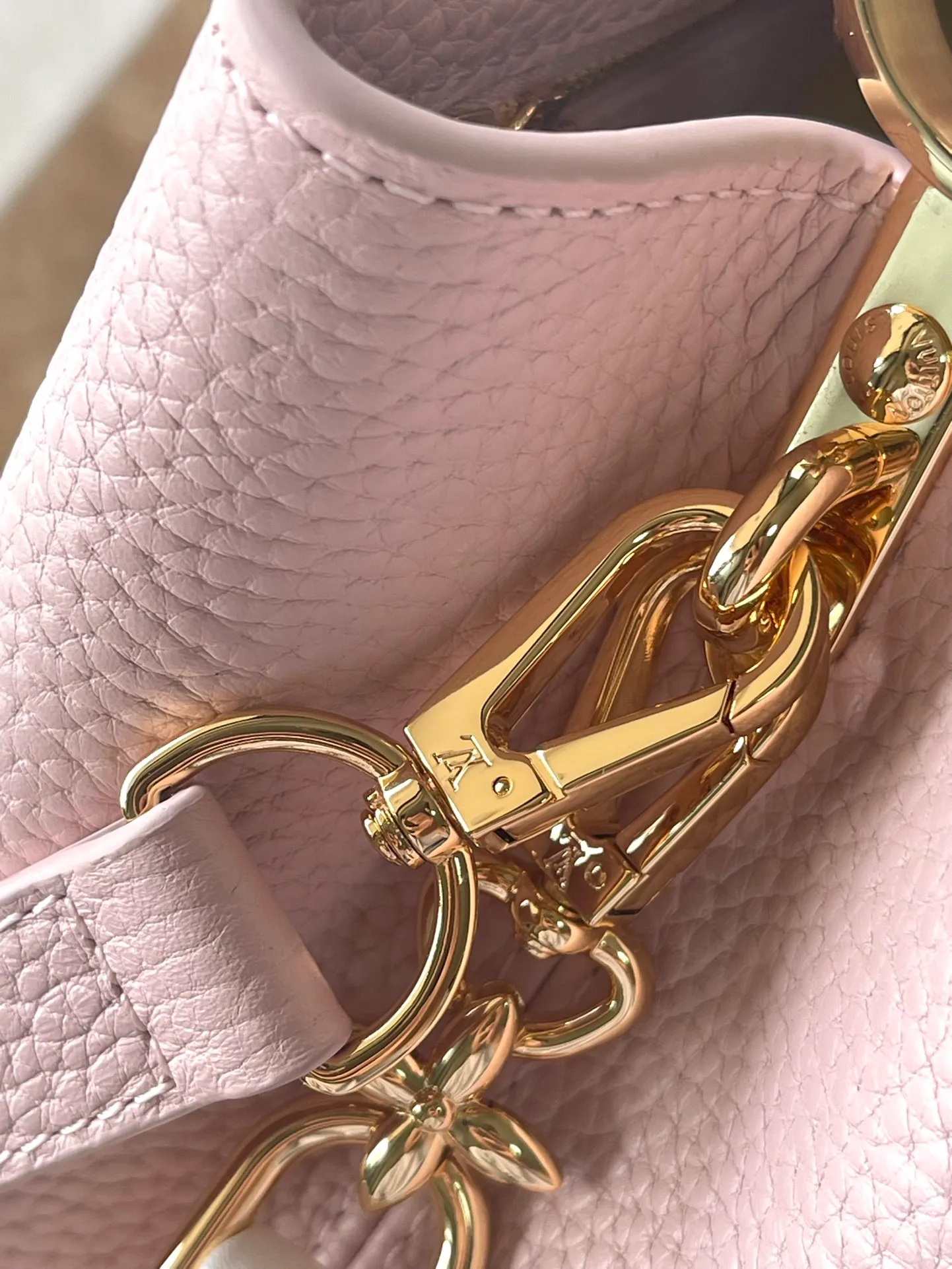 💰2400 (Special grade original leather) M23199 Pink Small This elegant Capucines small handbag combination is matched with a variety of materials and textures, made of aurilon leather, and equipped with a beautiful new version of Blossom Chain. Metal links and elegant soft cow leather are woven into a delicate chain, inlaid with Swiss enamel and veneer Monogram flowers. The colorful enamel brand logo highlights the texture of jewelry and makes the handbag even more beautiful. Dimensions: 27 × 18 × 9 cm