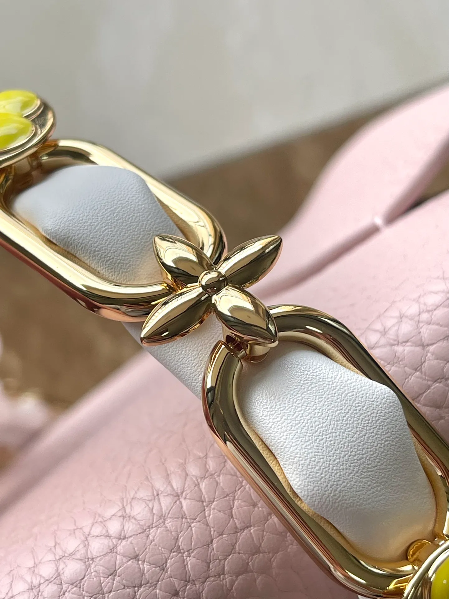 💰2400 (Special grade original leather) M23199 Pink Small This elegant Capucines small handbag combination is matched with a variety of materials and textures, made of aurilon leather, and equipped with a beautiful new version of Blossom Chain. Metal links and elegant soft cow leather are woven into a delicate chain, inlaid with Swiss enamel and veneer Monogram flowers. The colorful enamel brand logo highlights the texture of jewelry and makes the handbag even more beautiful. Dimensions: 27 × 18 × 9 cm