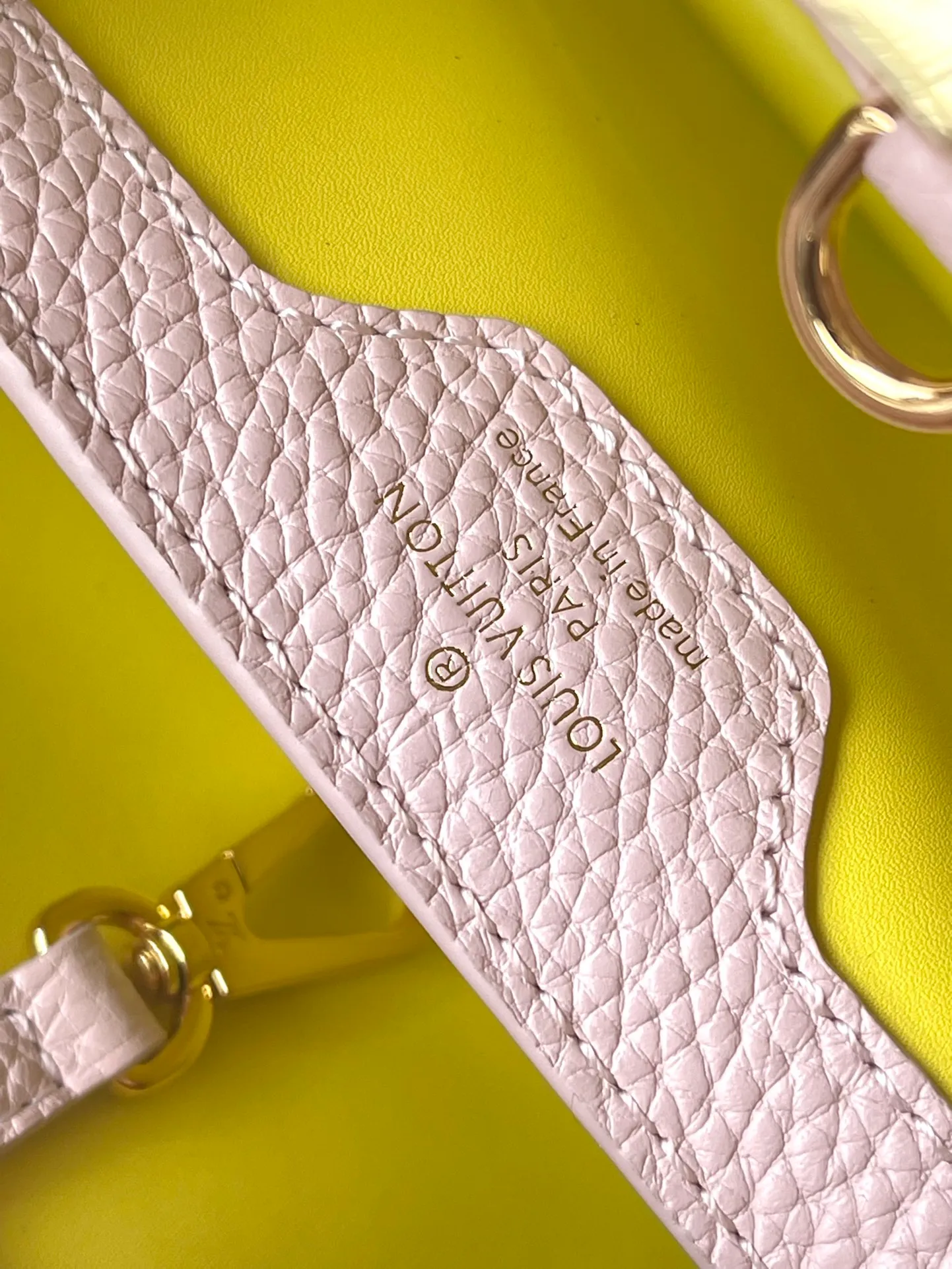 💰2400 (Special grade original leather) M23199 Pink Small This elegant Capucines small handbag combination is matched with a variety of materials and textures, made of aurilon leather, and equipped with a beautiful new version of Blossom Chain. Metal links and elegant soft cow leather are woven into a delicate chain, inlaid with Swiss enamel and veneer Monogram flowers. The colorful enamel brand logo highlights the texture of jewelry and makes the handbag even more beautiful. Dimensions: 27 × 18 × 9 cm