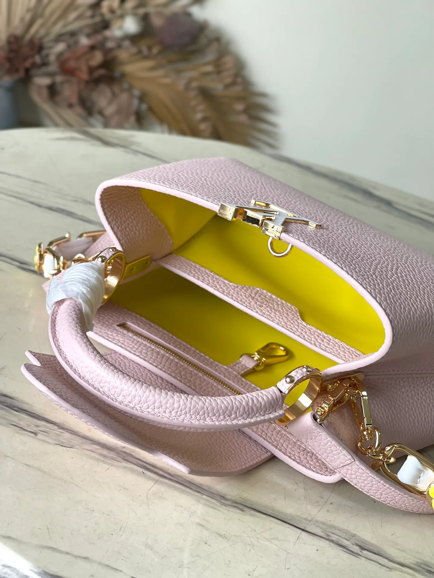 💰2400 (Special grade original leather) M23199 Pink Small This elegant Capucines small handbag combination is matched with a variety of materials and textures, made of aurilon leather, and equipped with a beautiful new version of Blossom Chain. Metal links and elegant soft cow leather are woven into a delicate chain, inlaid with Swiss enamel and veneer Monogram flowers. The colorful enamel brand logo highlights the texture of jewelry and makes the handbag even more beautiful. Dimensions: 27 × 18 × 9 cm