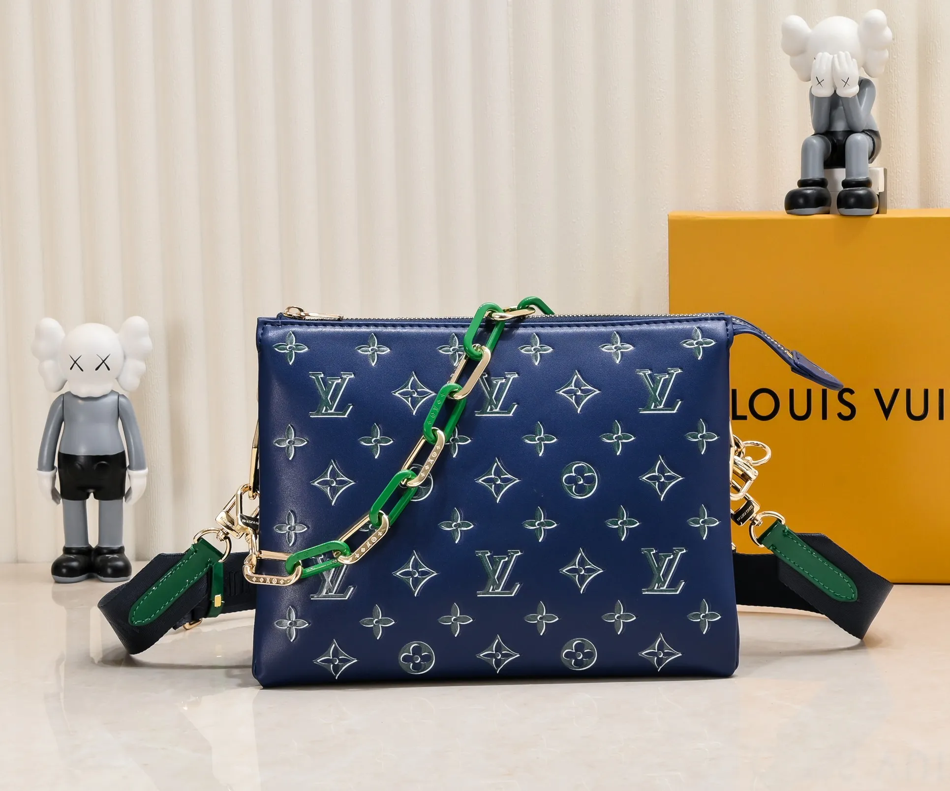 ¥340💰 Exclusive real shot-upgraded version ‼ ️ M21353 color printing 57790 This small Coussin handbag is made of Monogram embossed sheep leather, and the floral pattern is cleverly integrated into the LV letters and Monogram flowers. The chunky chain makes it easy to carry over the shoulder, and the wide adjustable fabric strap makes it easy to wear cross-body. Dimensions: 26.0 x 20.0 x 12.0 cm (length x height x width)