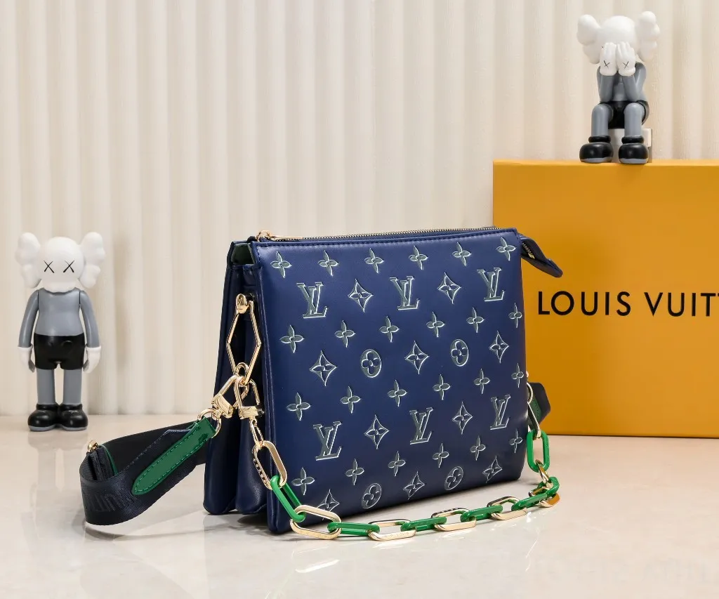 ¥340💰 Exclusive real shot-upgraded version ‼ ️ M21353 color printing 57790 This small Coussin handbag is made of Monogram embossed sheep leather, and the floral pattern is cleverly integrated into the LV letters and Monogram flowers. The chunky chain makes it easy to carry over the shoulder, and the wide adjustable fabric strap makes it easy to wear cross-body. Dimensions: 26.0 x 20.0 x 12.0 cm (length x height x width)