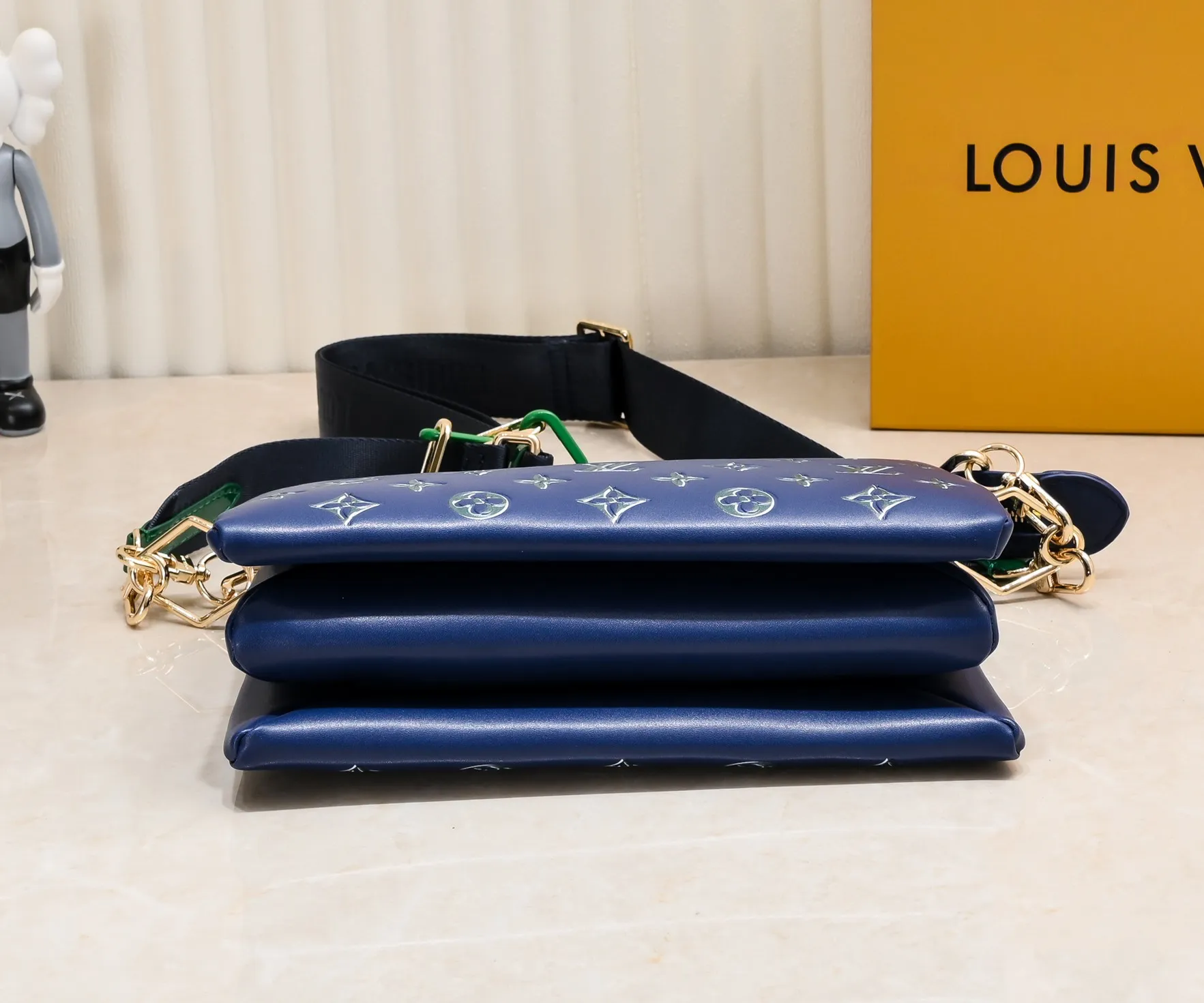 ¥340💰 Exclusive real shot-upgraded version ‼ ️ M21353 color printing 57790 This small Coussin handbag is made of Monogram embossed sheep leather, and the floral pattern is cleverly integrated into the LV letters and Monogram flowers. The chunky chain makes it easy to carry over the shoulder, and the wide adjustable fabric strap makes it easy to wear cross-body. Dimensions: 26.0 x 20.0 x 12.0 cm (length x height x width)