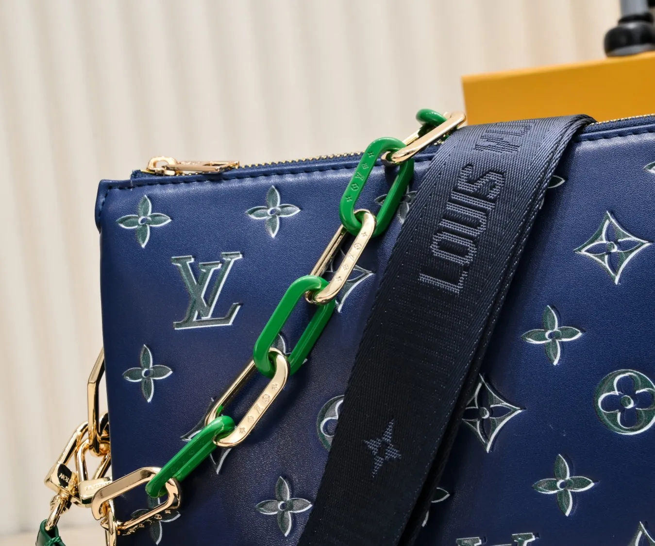 ¥340💰 Exclusive real shot-upgraded version ‼ ️ M21353 color printing 57790 This small Coussin handbag is made of Monogram embossed sheep leather, and the floral pattern is cleverly integrated into the LV letters and Monogram flowers. The chunky chain makes it easy to carry over the shoulder, and the wide adjustable fabric strap makes it easy to wear cross-body. Dimensions: 26.0 x 20.0 x 12.0 cm (length x height x width)