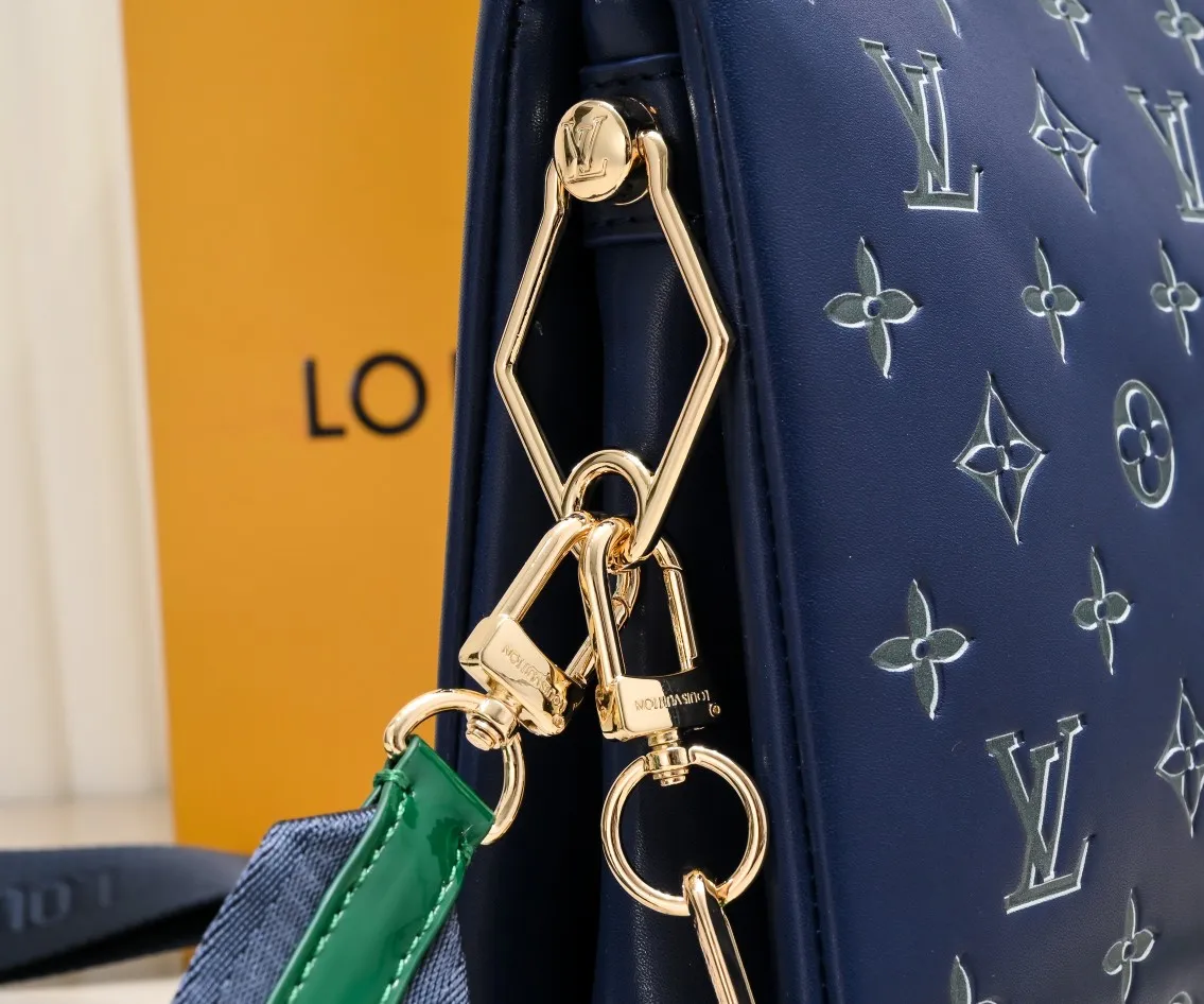 ¥340💰 Exclusive real shot-upgraded version ‼ ️ M21353 color printing 57790 This small Coussin handbag is made of Monogram embossed sheep leather, and the floral pattern is cleverly integrated into the LV letters and Monogram flowers. The chunky chain makes it easy to carry over the shoulder, and the wide adjustable fabric strap makes it easy to wear cross-body. Dimensions: 26.0 x 20.0 x 12.0 cm (length x height x width)