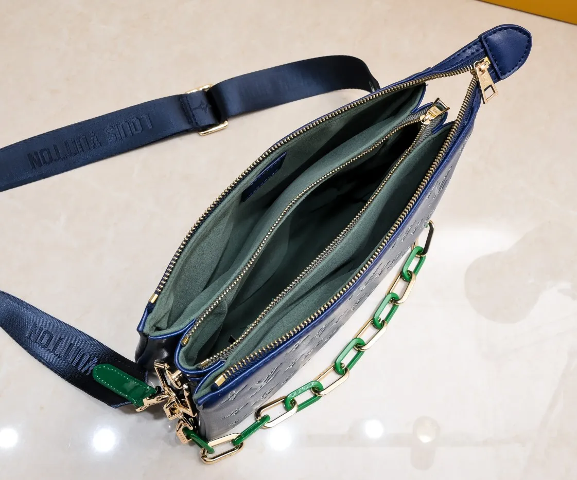 ¥340💰 Exclusive real shot-upgraded version ‼ ️ M21353 color printing 57790 This small Coussin handbag is made of Monogram embossed sheep leather, and the floral pattern is cleverly integrated into the LV letters and Monogram flowers. The chunky chain makes it easy to carry over the shoulder, and the wide adjustable fabric strap makes it easy to wear cross-body. Dimensions: 26.0 x 20.0 x 12.0 cm (length x height x width)