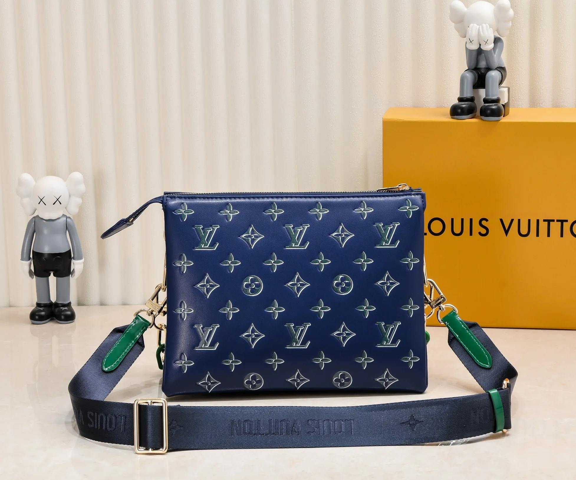 ¥340💰 Exclusive real shot-upgraded version ‼ ️ M21353 color printing 57790 This small Coussin handbag is made of Monogram embossed sheep leather, and the floral pattern is cleverly integrated into the LV letters and Monogram flowers. The chunky chain makes it easy to carry over the shoulder, and the wide adjustable fabric strap makes it easy to wear cross-body. Dimensions: 26.0 x 20.0 x 12.0 cm (length x height x width)