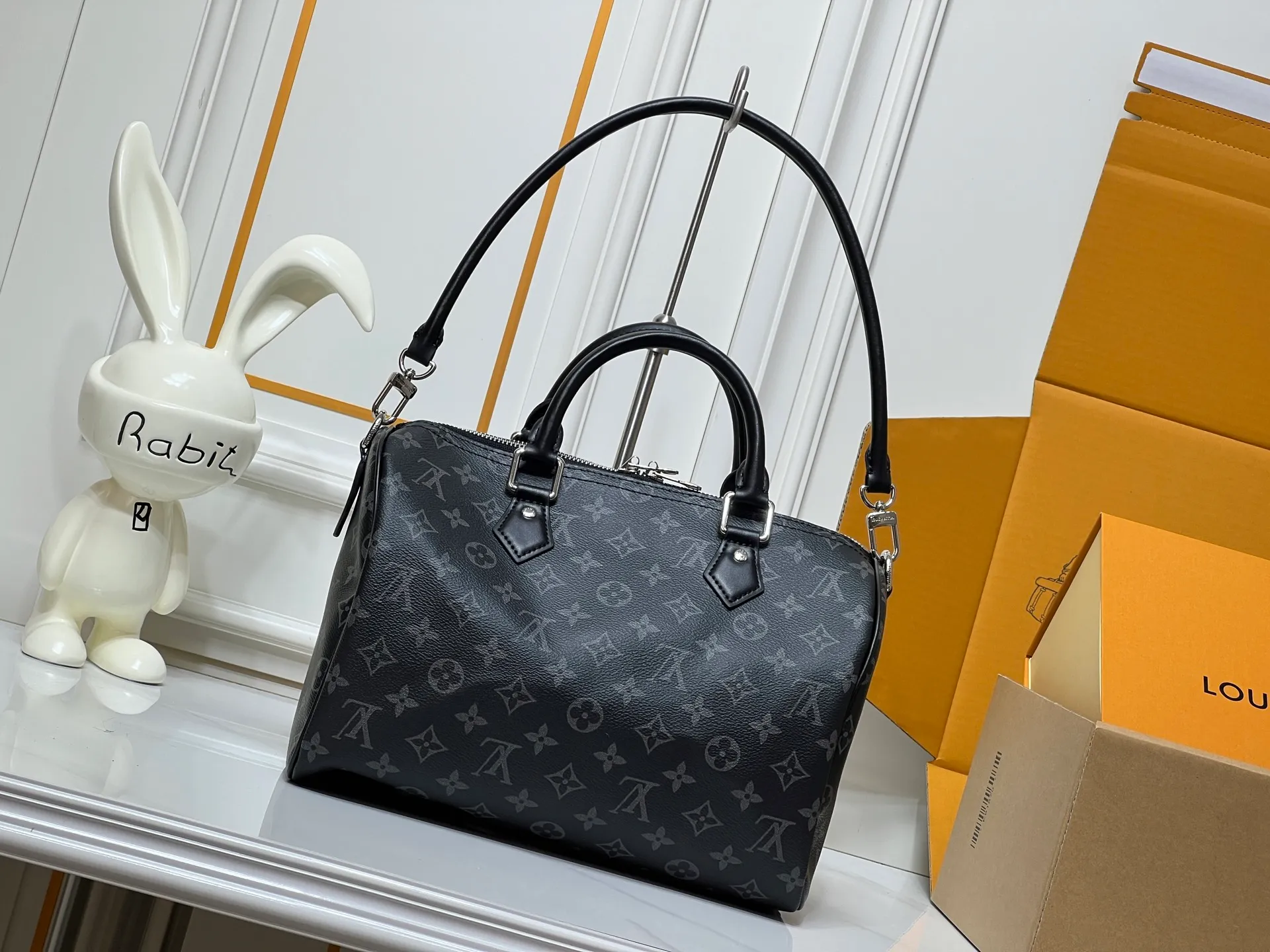 Batch 320💰M15102 black flower M15107 presbyopia M15108 dune white This Speedy Soft 30 handbag comes from the LV Ski series and uses Monogram Eclipse canvas to renew the classic design. Double chains, a pleated leather key fob and a signature padlock add to the luxe details, and it's just the right size to hold a tablet and other everyday essentials.  21 x 17 x 30 cm (H x W x L) Monogram Eclipse pattern Coated canvas Cow leather trim Grained cow leather lining Glossy and shiny hardware Double zipper closure Internal zip pocket Detachable double chain Key case Holds 9" tablet, 6.7" smartphone, headphones, Zippy wallet, keys, sunglasses and lipstick Shoulder strap: removable, non-adjustable Strap half length: 24.0 cm Handle: double handle
