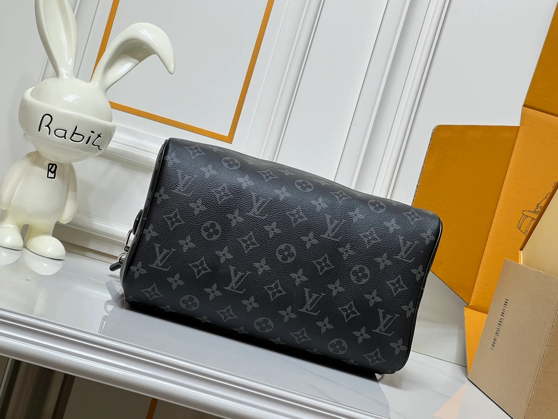 Batch 320💰M15102 black flower M15107 presbyopia M15108 dune white This Speedy Soft 30 handbag comes from the LV Ski series and uses Monogram Eclipse canvas to renew the classic design. Double chains, a pleated leather key fob and a signature padlock add to the luxe details, and it's just the right size to hold a tablet and other everyday essentials.  21 x 17 x 30 cm (H x W x L) Monogram Eclipse pattern Coated canvas Cow leather trim Grained cow leather lining Glossy and shiny hardware Double zipper closure Internal zip pocket Detachable double chain Key case Holds 9" tablet, 6.7" smartphone, headphones, Zippy wallet, keys, sunglasses and lipstick Shoulder strap: removable, non-adjustable Strap half length: 24.0 cm Handle: double handle