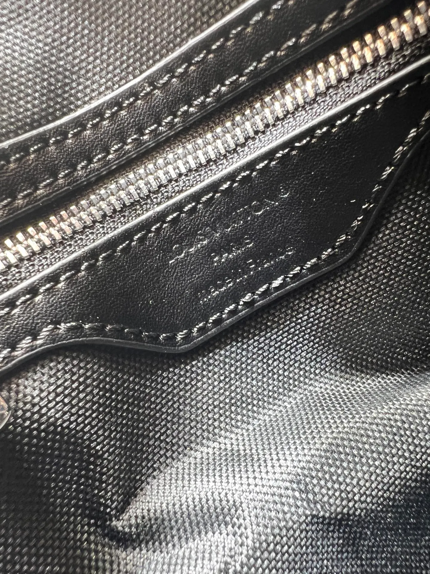 Batch 320💰M15102 black flower M15107 presbyopia M15108 dune white This Speedy Soft 30 handbag comes from the LV Ski series and uses Monogram Eclipse canvas to renew the classic design. Double chains, a pleated leather key fob and a signature padlock add to the luxe details, and it's just the right size to hold a tablet and other everyday essentials.  21 x 17 x 30 cm (H x W x L) Monogram Eclipse pattern Coated canvas Cow leather trim Grained cow leather lining Glossy and shiny hardware Double zipper closure Internal zip pocket Detachable double chain Key case Holds 9" tablet, 6.7" smartphone, headphones, Zippy wallet, keys, sunglasses and lipstick Shoulder strap: removable, non-adjustable Strap half length: 24.0 cm Handle: double handle