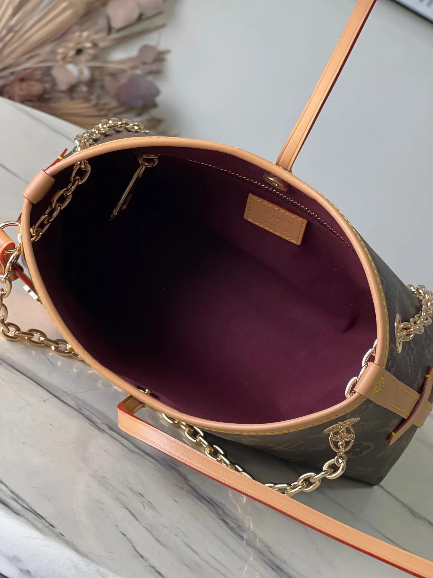 💰760 Top Original Order M13014 This CarryAllBB handbag is made of Monogram canvas and decorated with Monogram flowers on the dazzling chain, lighting up day and night occasions with a trendy look. A leather name tag complements the lace-up closure, and an interior zippered pocket provides easy access to credit cards. Dimensions: 26 × 17 × 10 cm